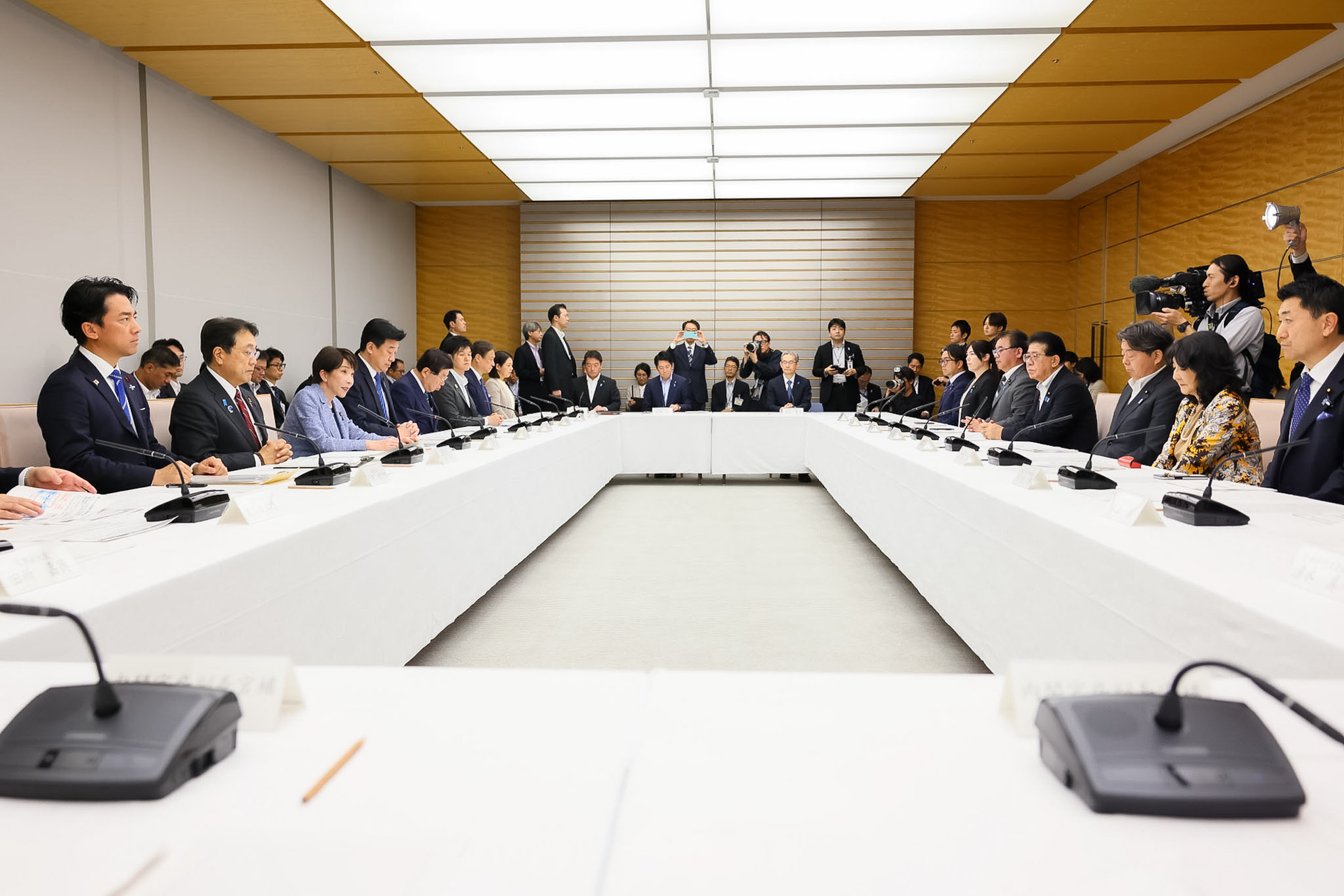 会議のまとめを行う高市総理３
