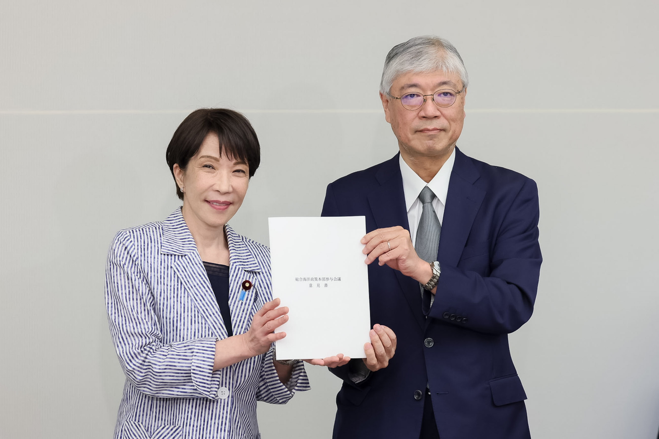 意見書を受け取る高市総理１