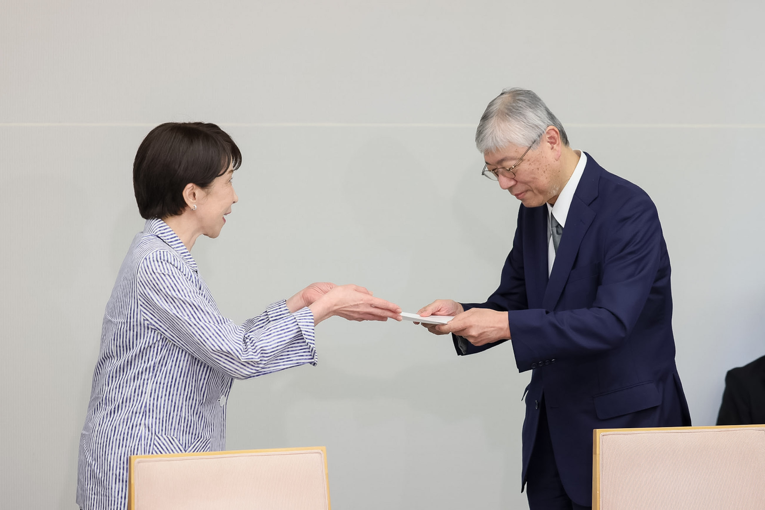 意見書を受け取る高市総理２