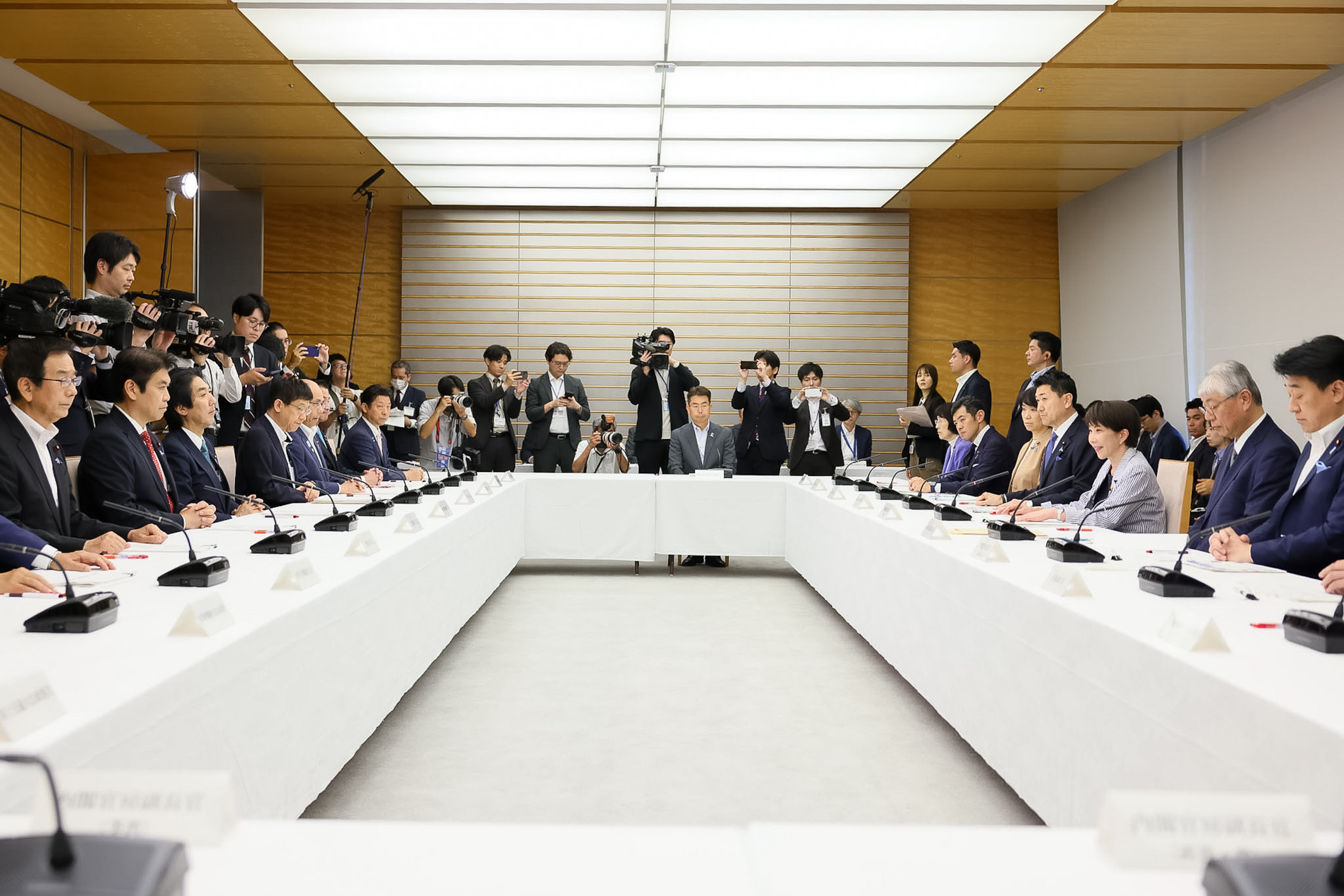 発言する高市総理３