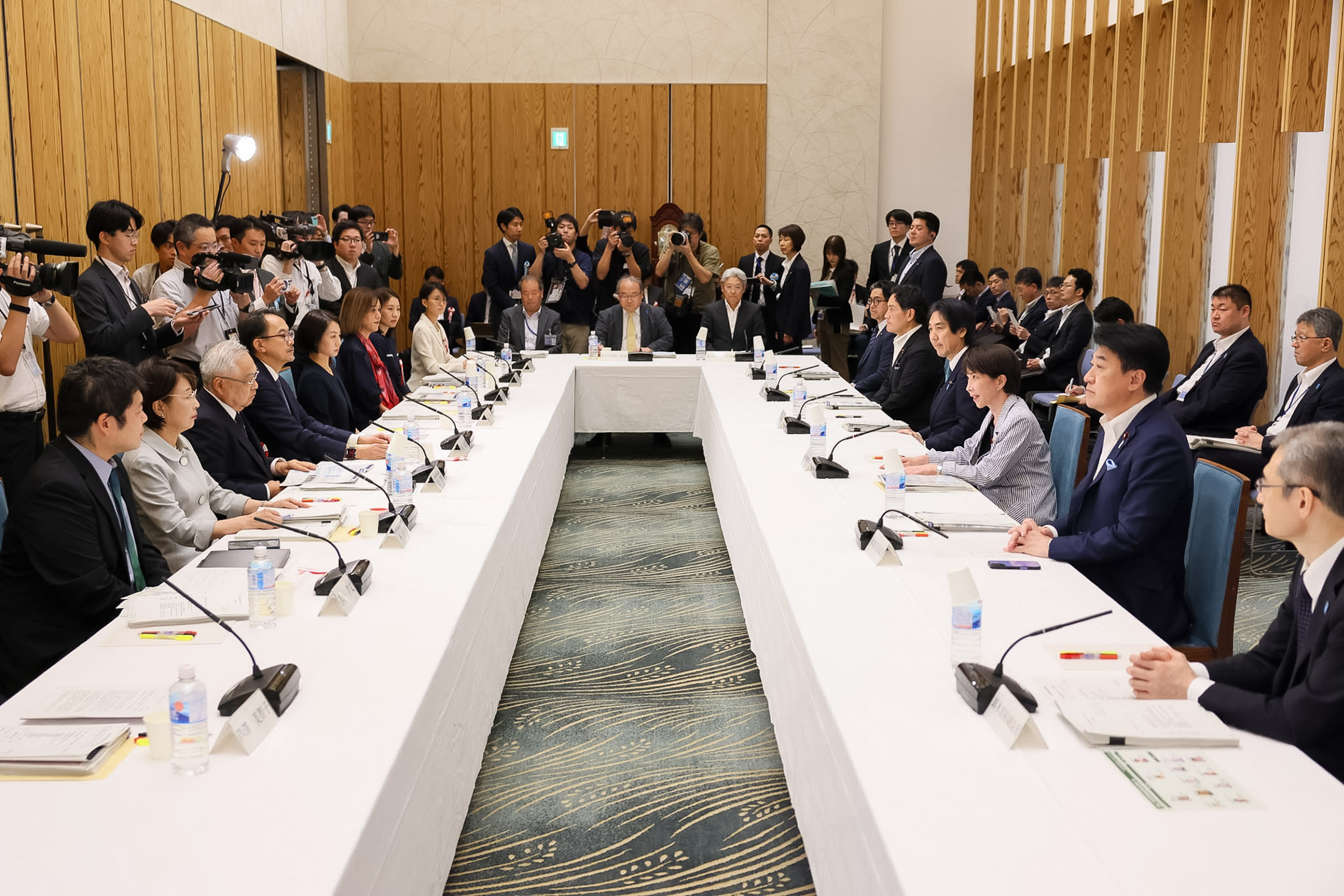 会議のまとめを行う高市総理２