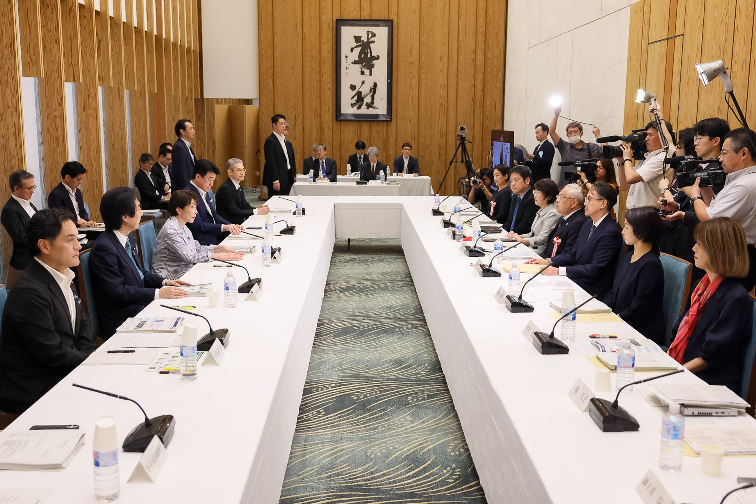 会議のまとめを行う高市総理４