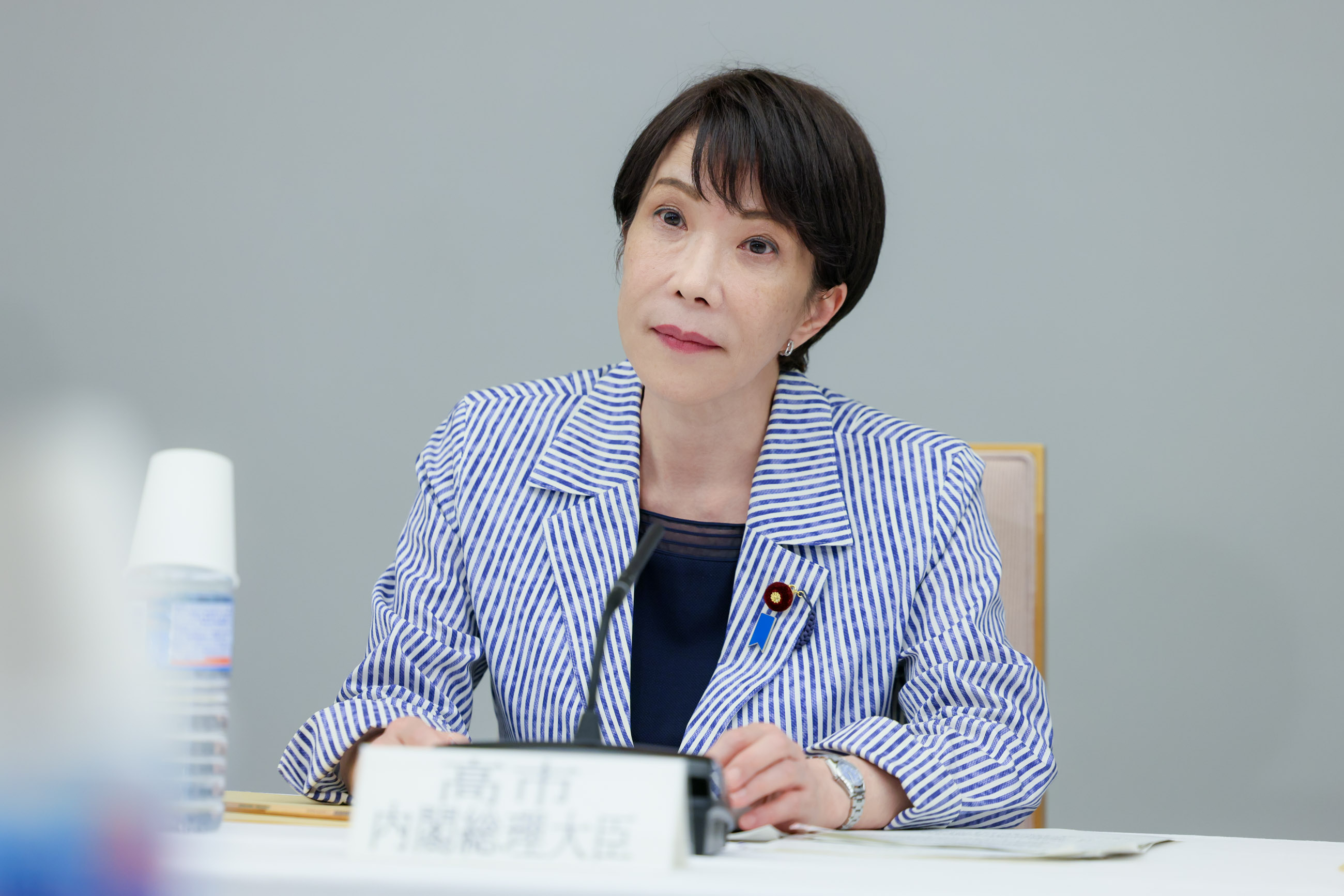 会議に臨む高市総理３