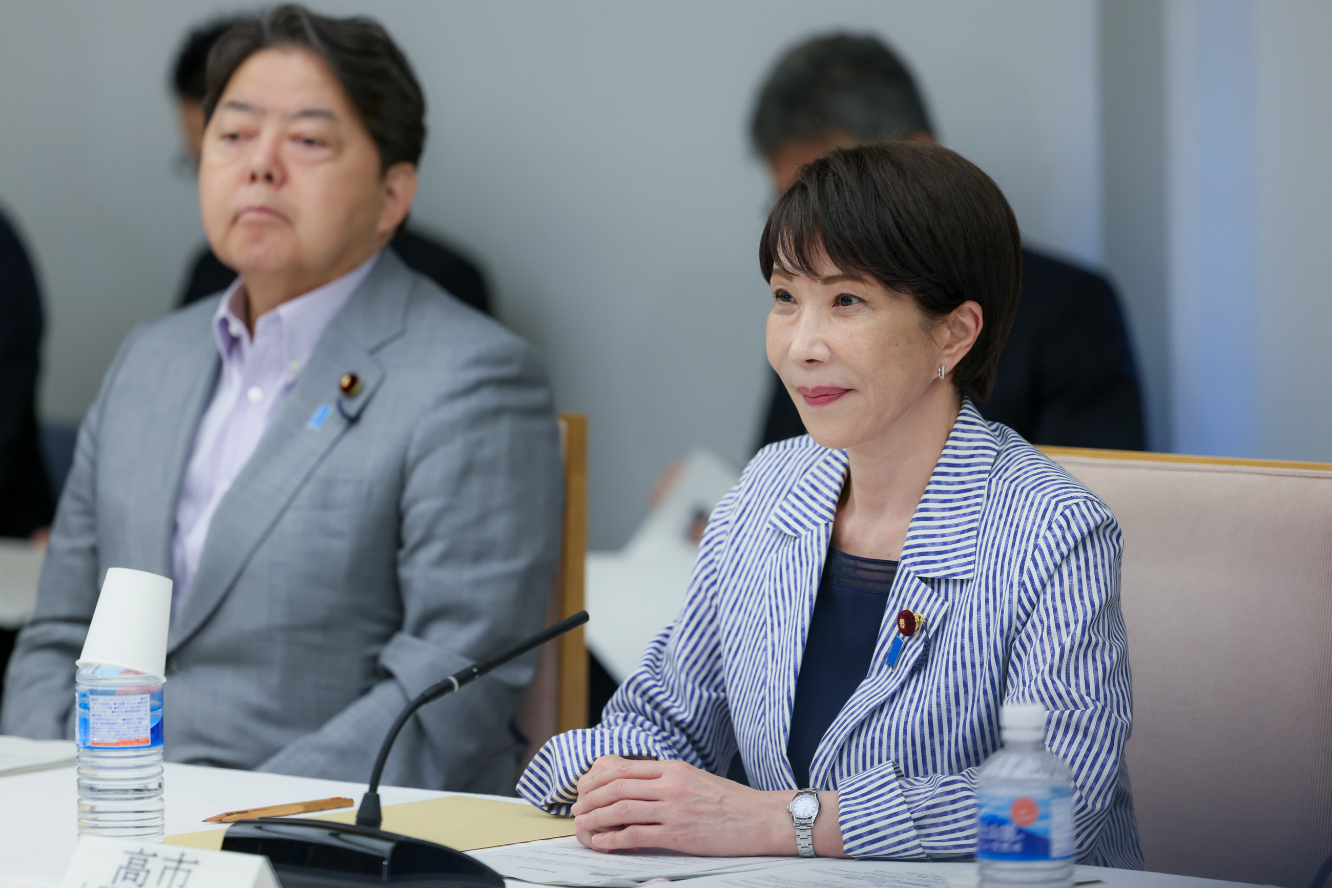 会議に臨む高市総理２