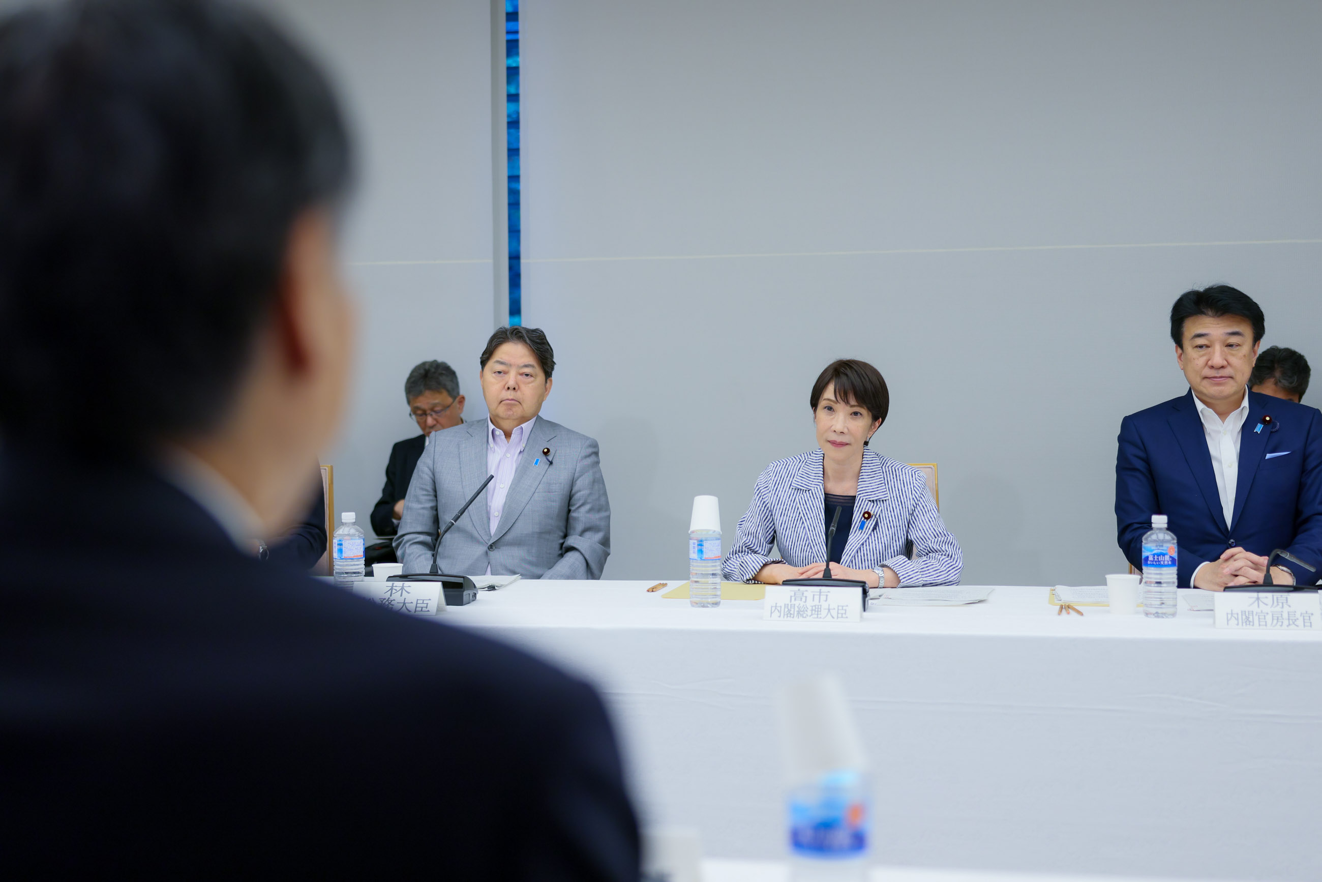 会議に臨む高市総理１