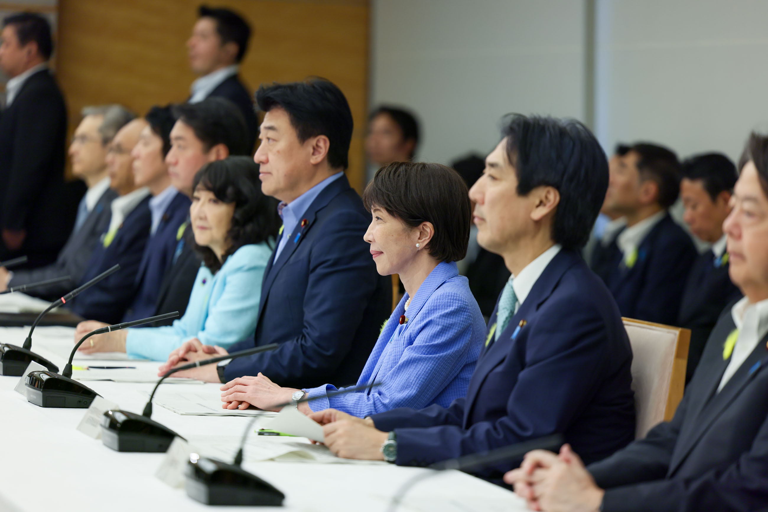 会議に臨む高市総理１