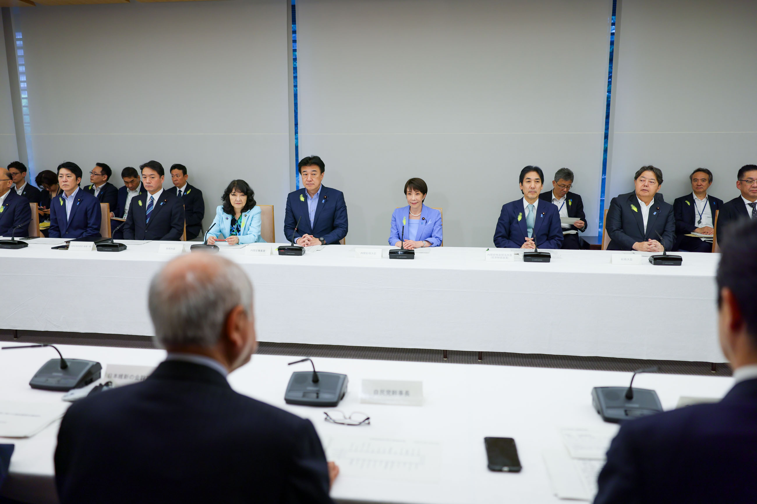 会議に臨む高市総理２