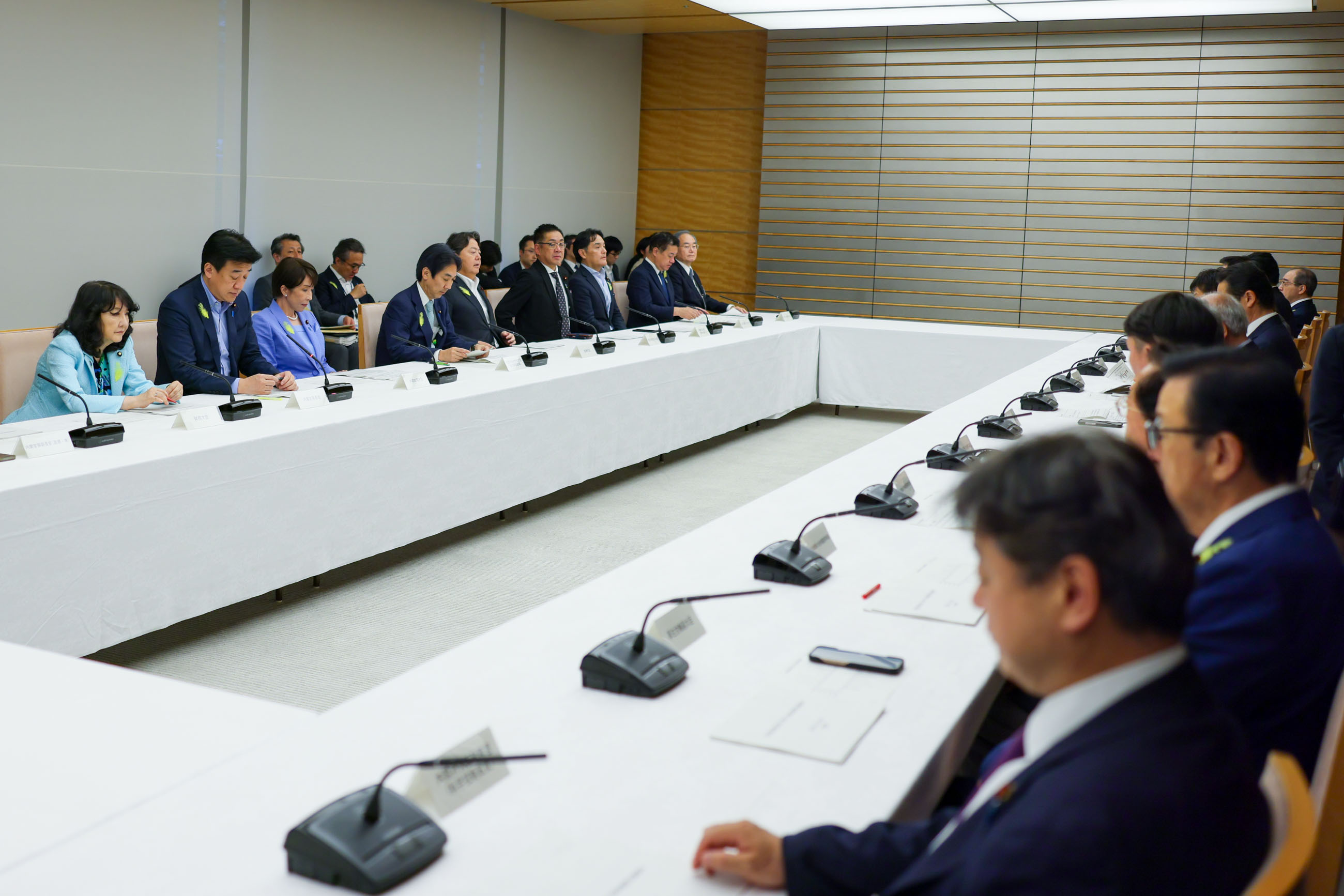会議に臨む高市総理３