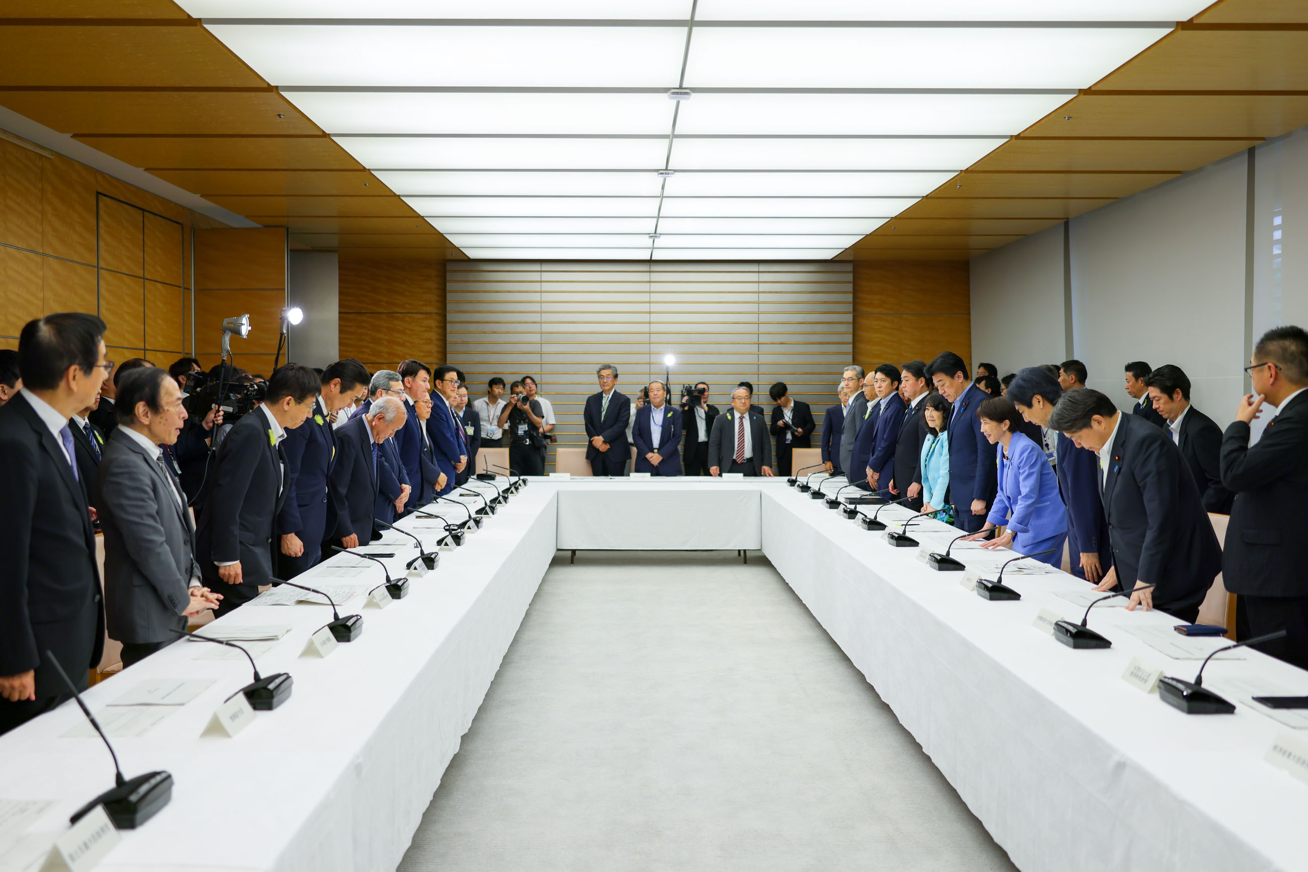 会議に臨む高市総理５