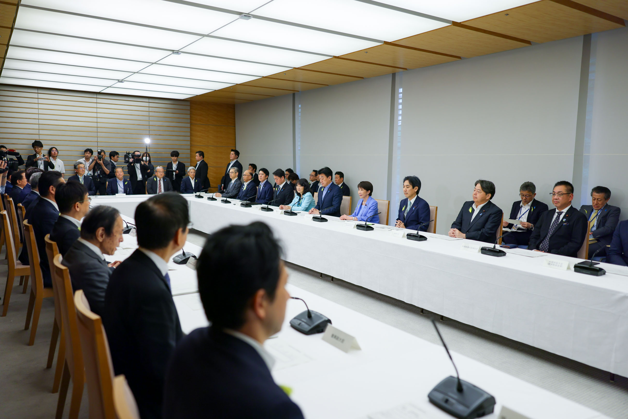 会議会議に臨む高市総理６