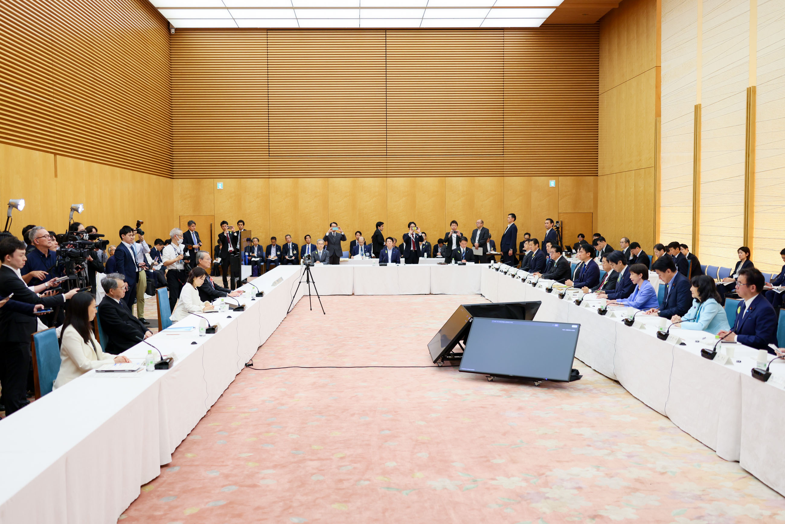 会議のまとめを行う高市総理４
