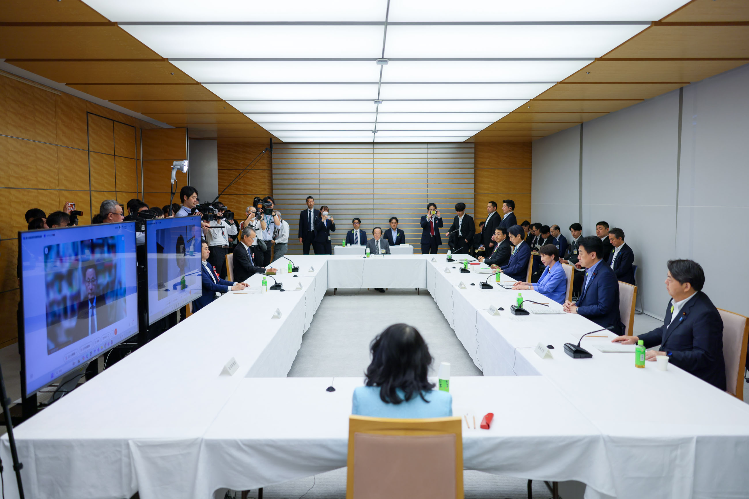 会議のまとめを行う高市総理３