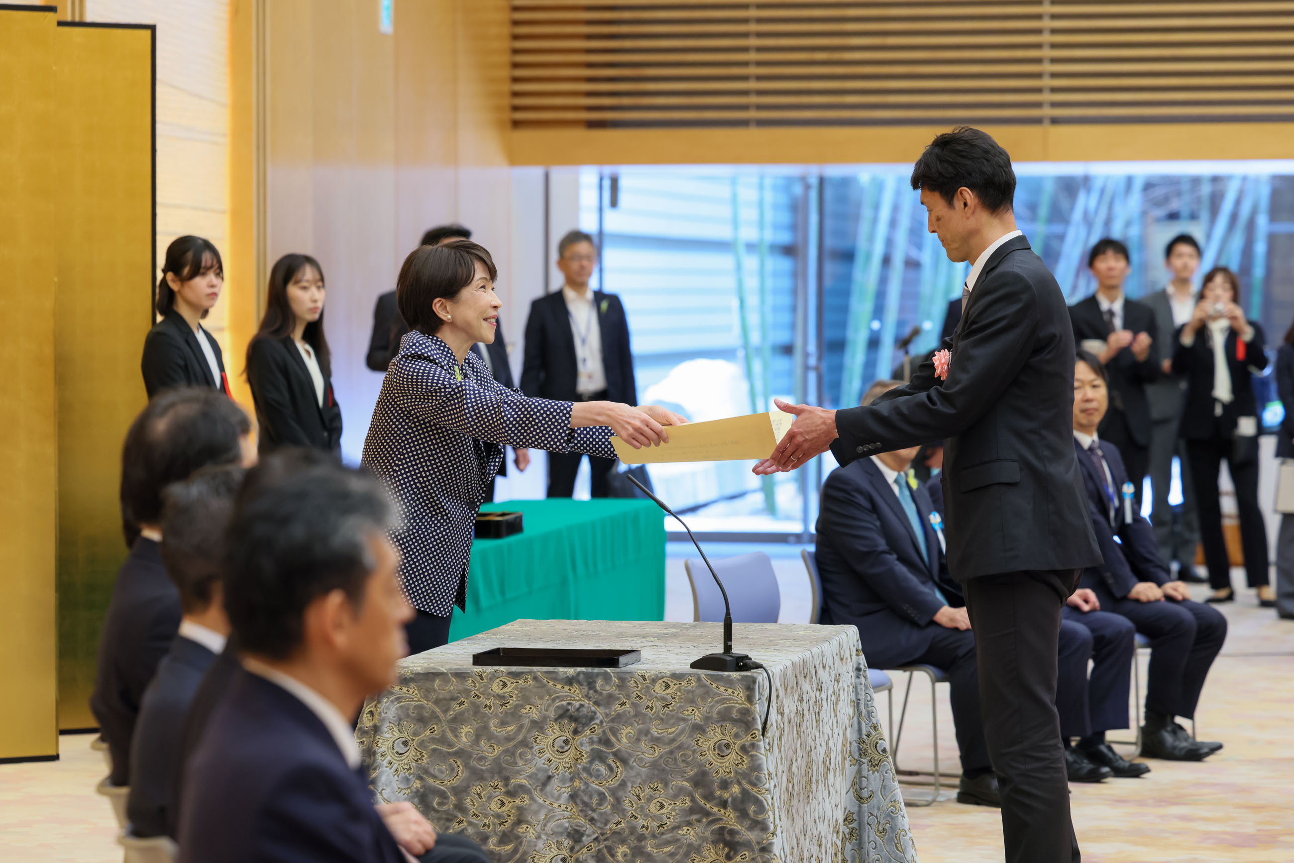 表彰状を授与する高市総理１