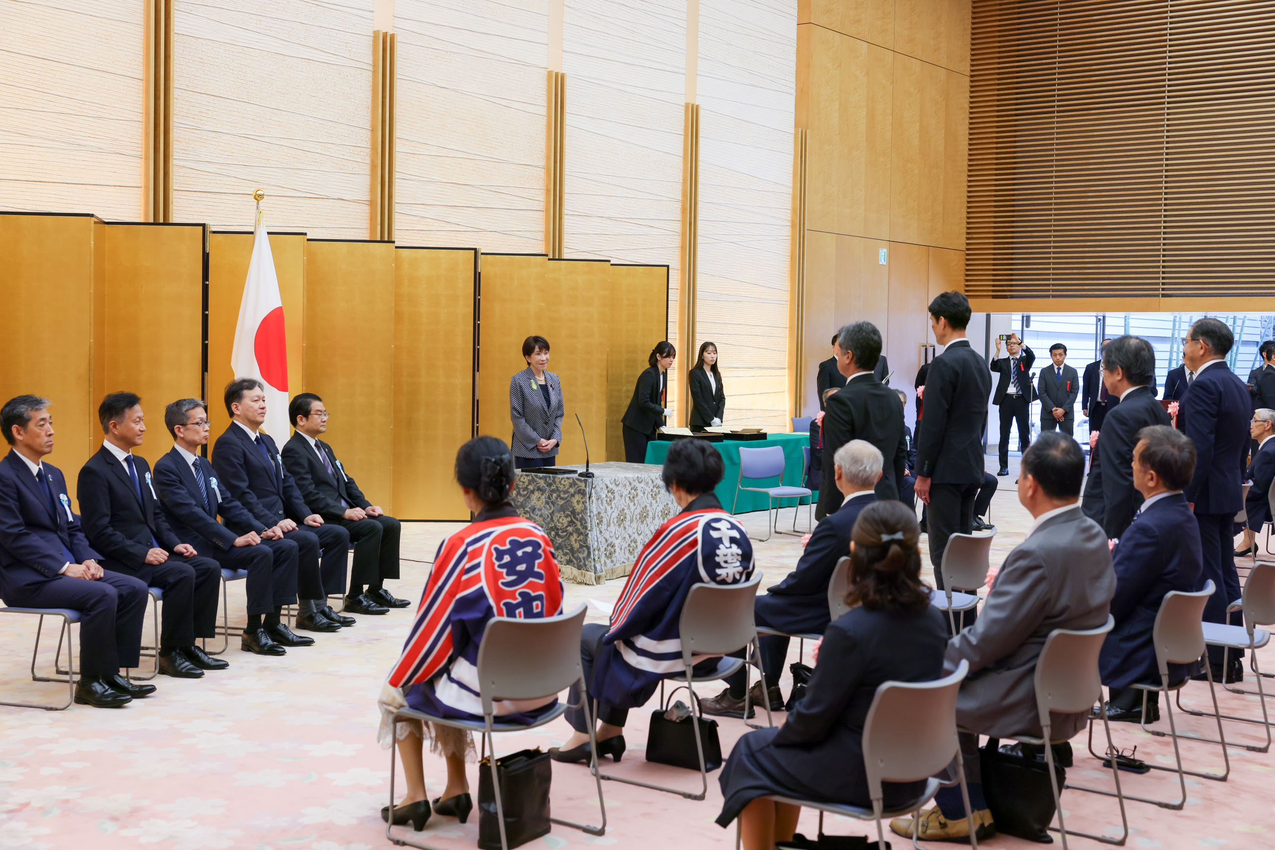 表彰状を授与する高市総理３