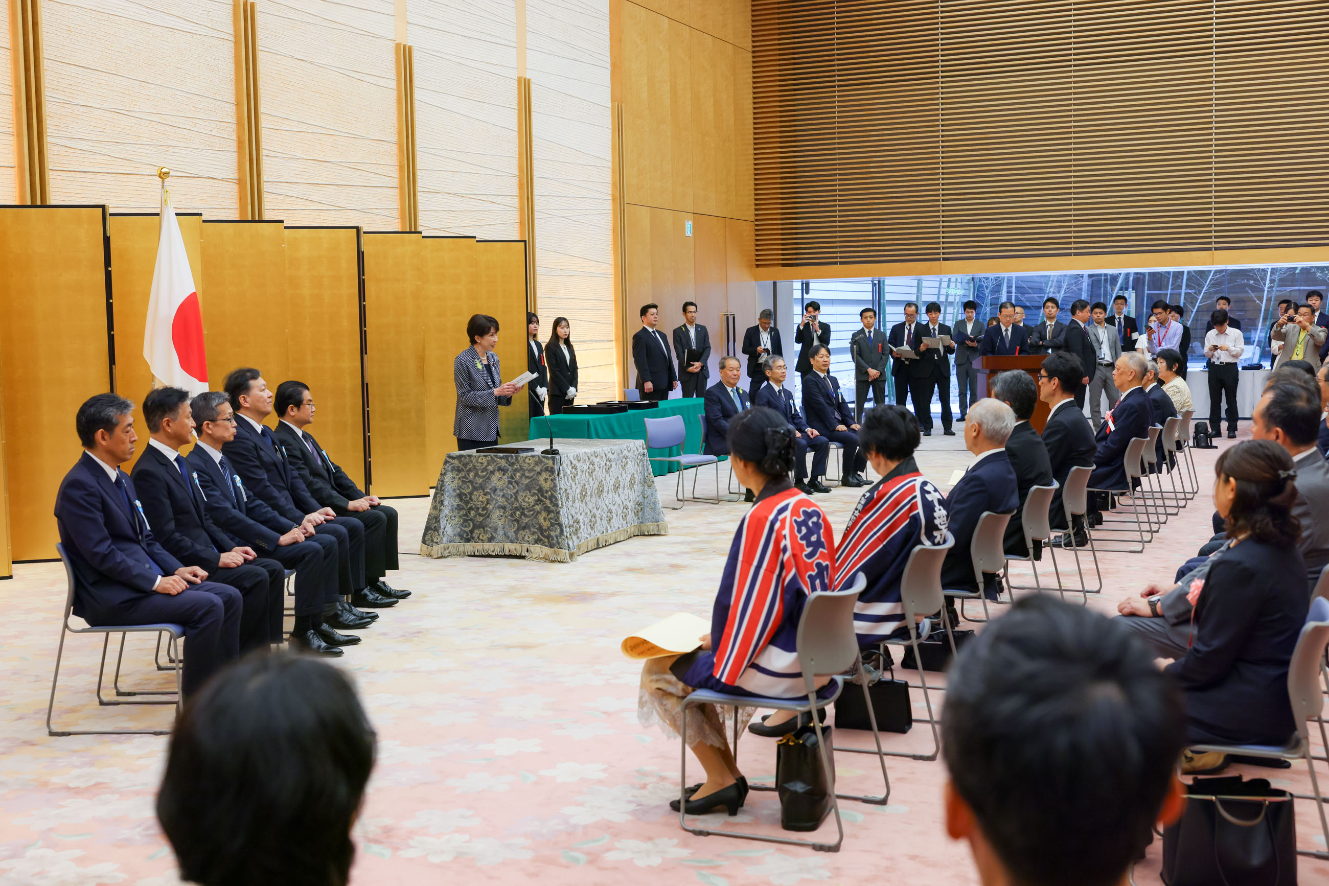 挨拶する高市総理３