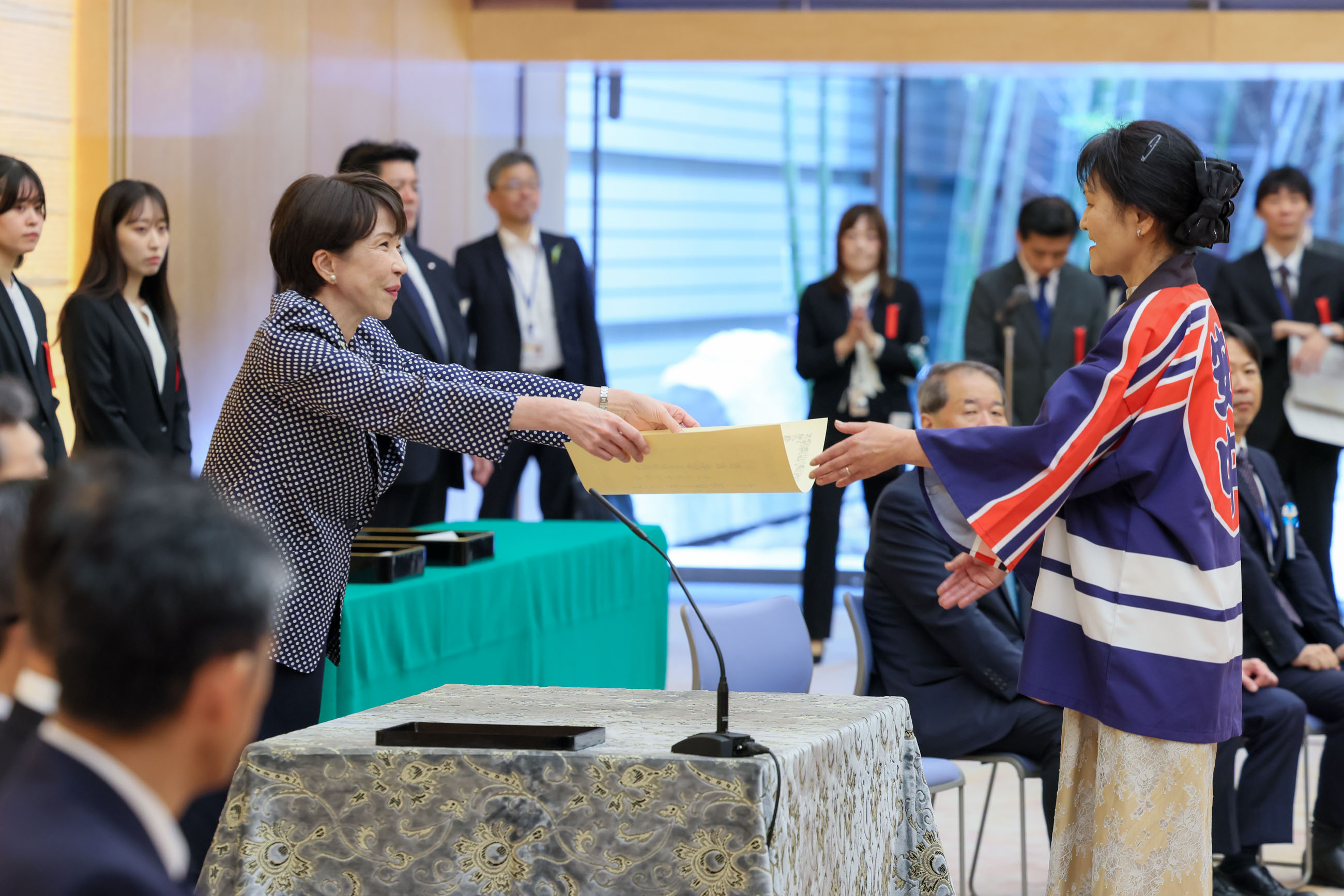 表彰状を授与する高市総理７
