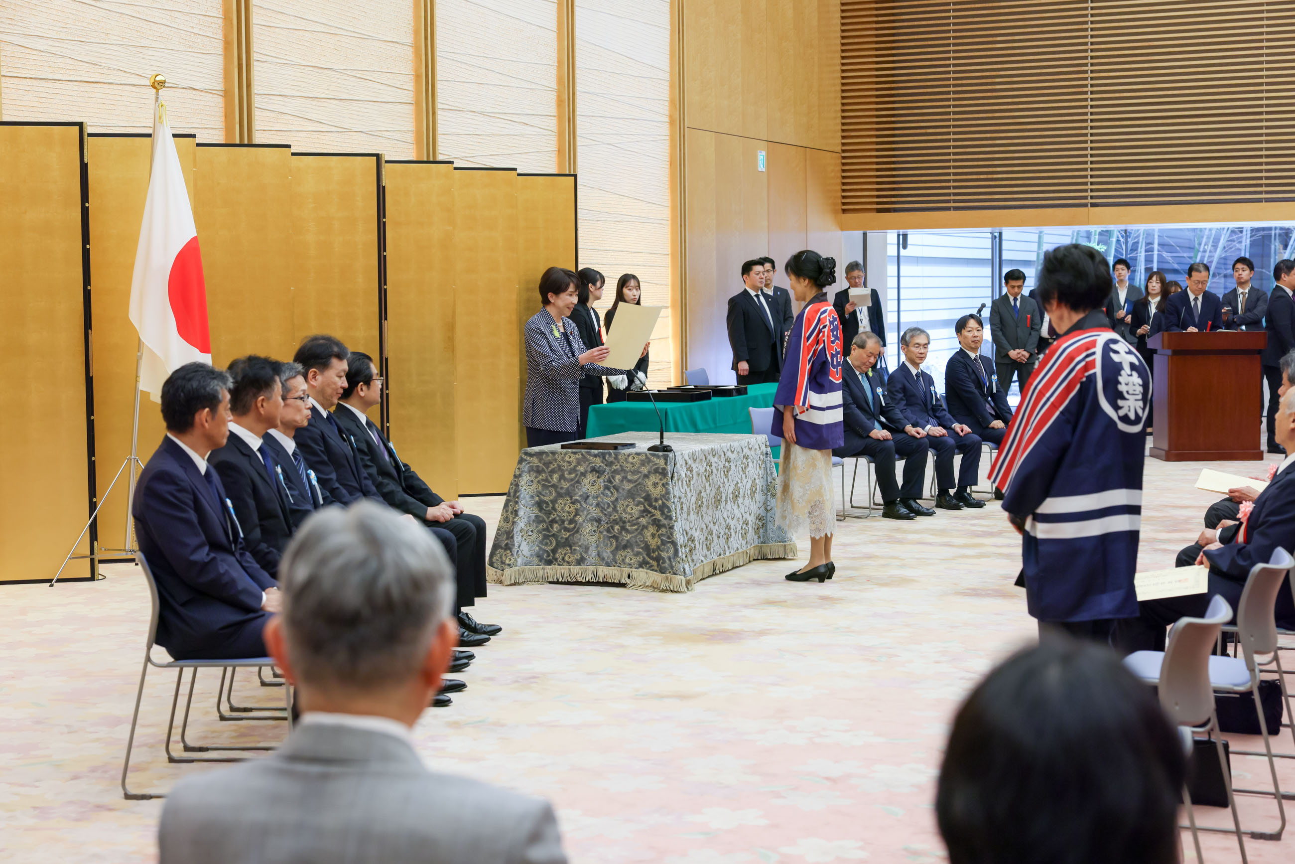 表彰状を授与する高市総理６