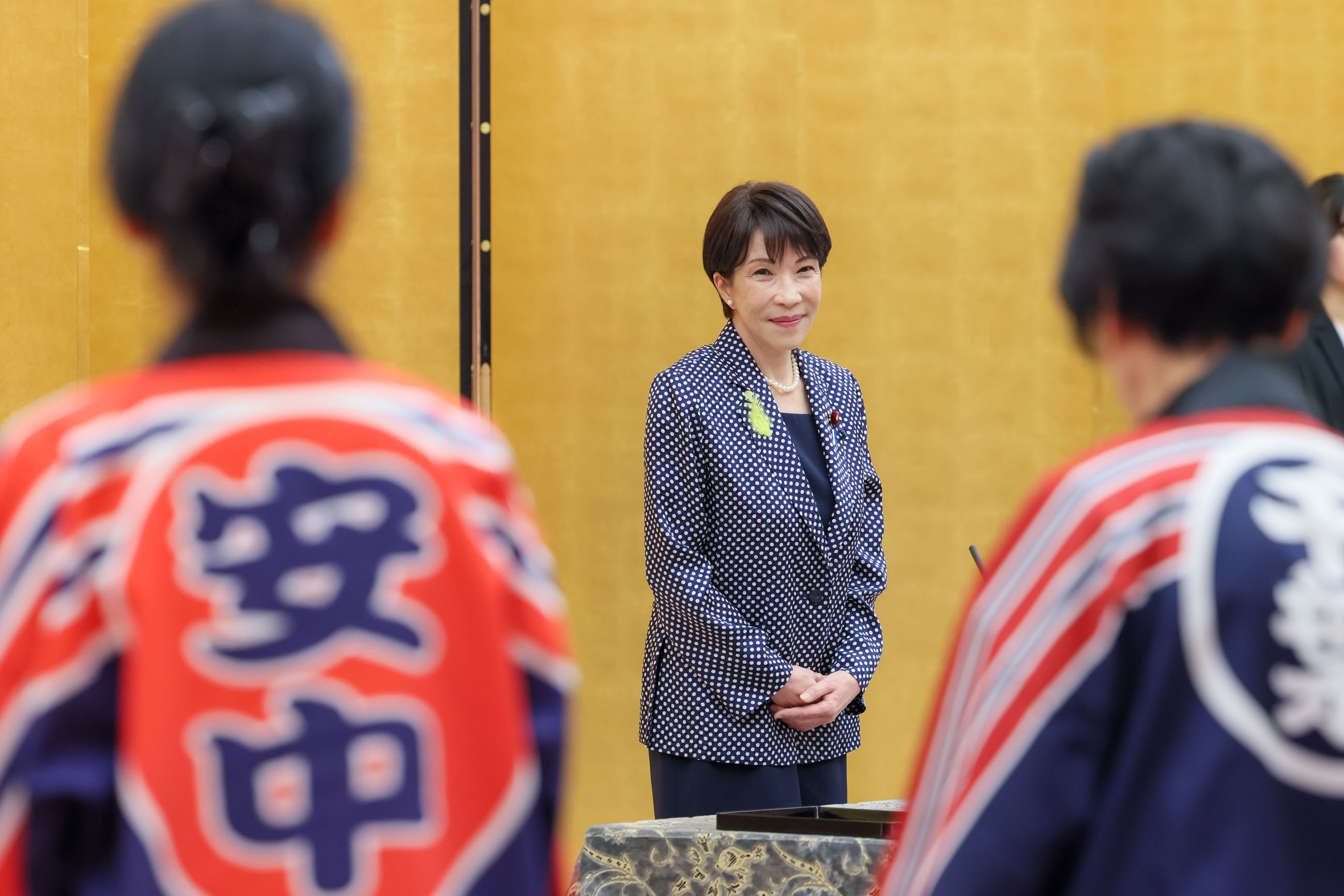 表彰状を授与する高市総理５