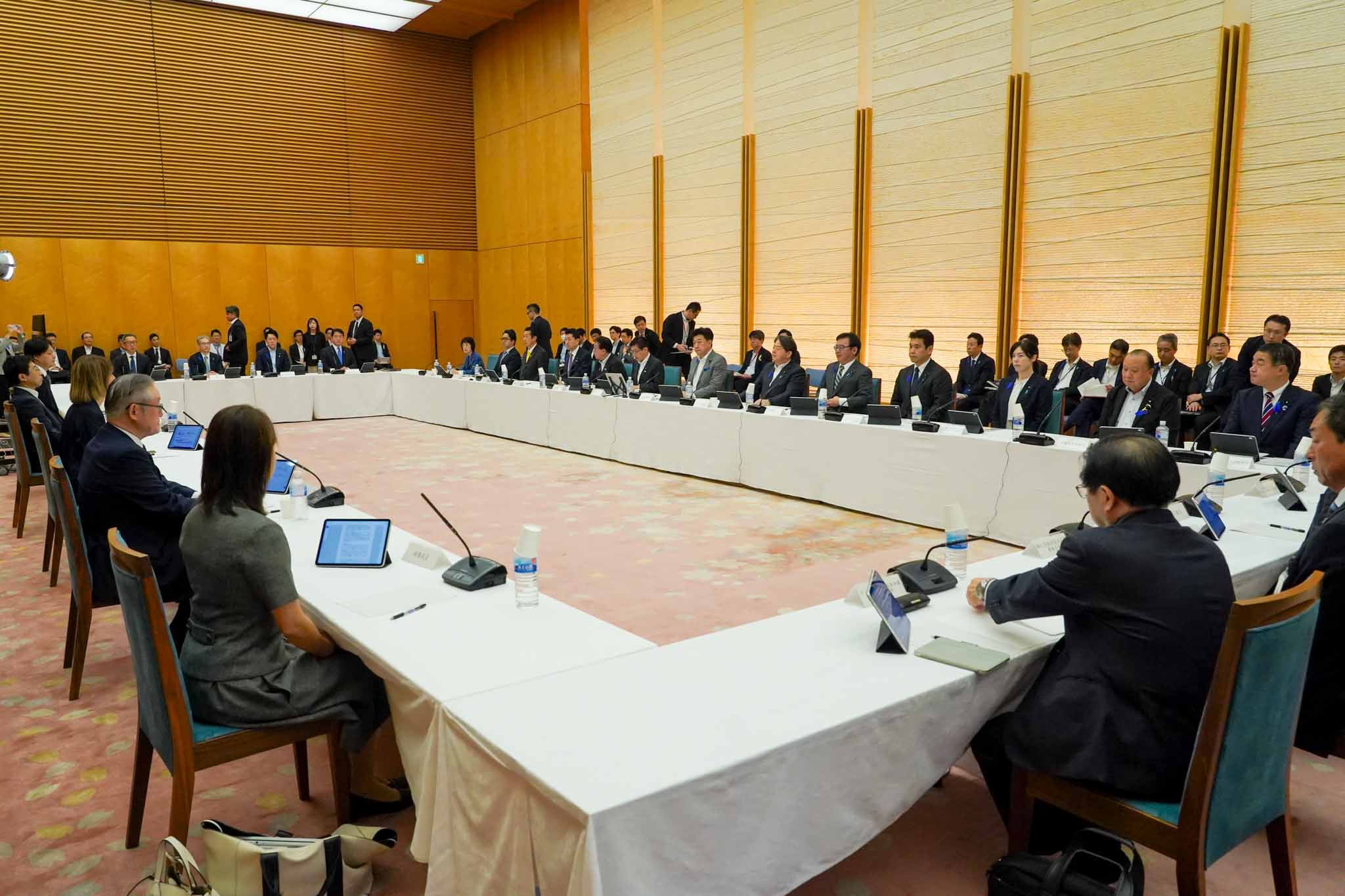 会議のまとめを行う木原官房長官２