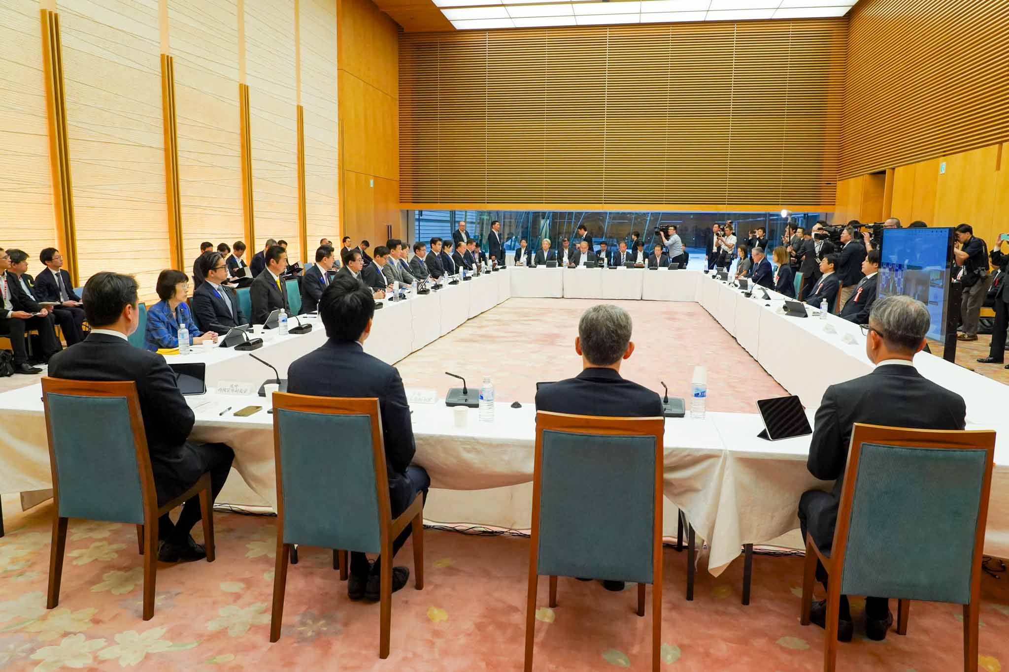 会議のまとめを行う木原官房長官５
