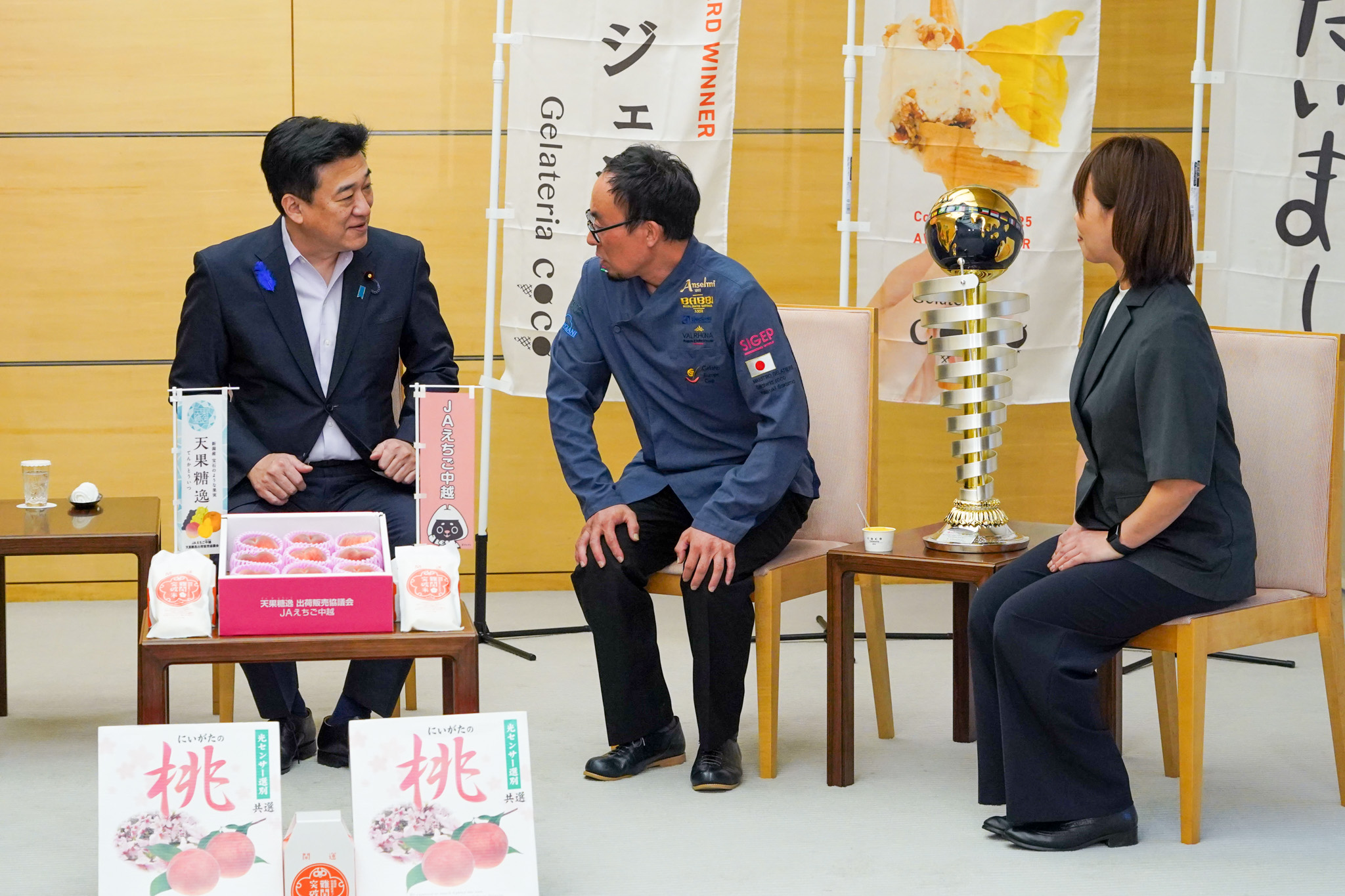 表敬を受ける木原官房長官２