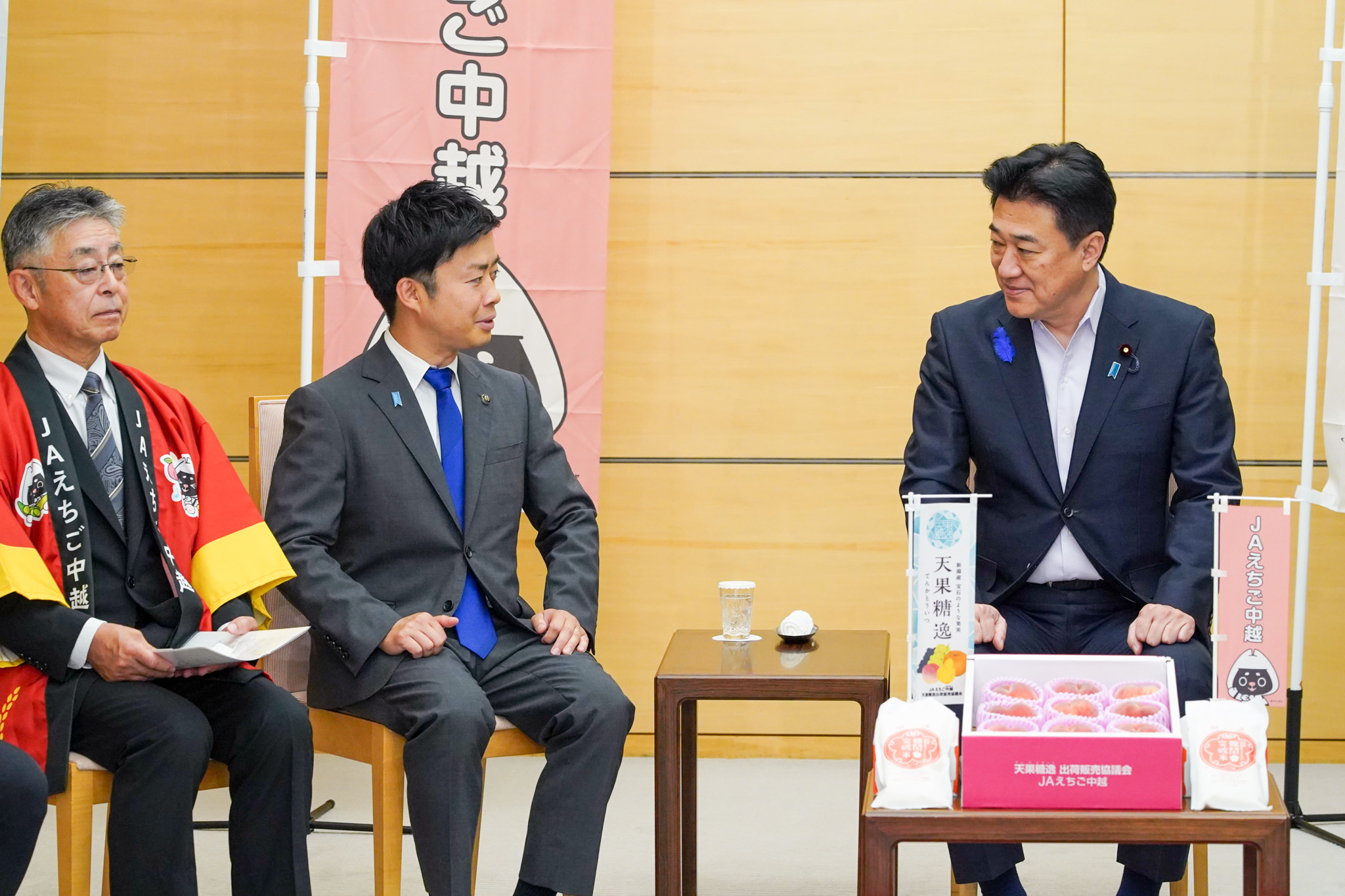 表敬を受ける木原官房長官３