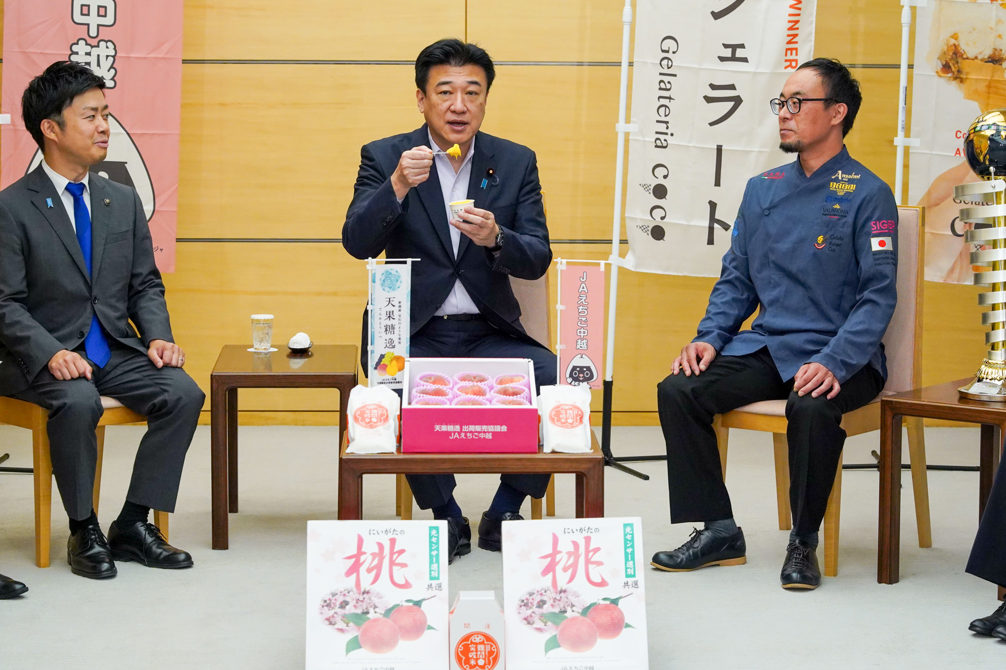 表敬を受ける木原官房長官４