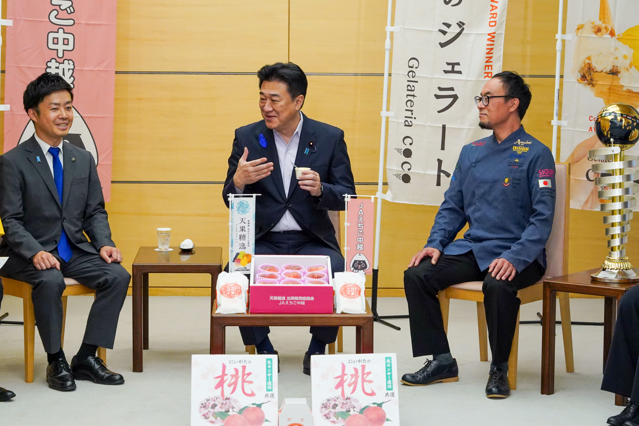 表敬を受ける木原官房長官５