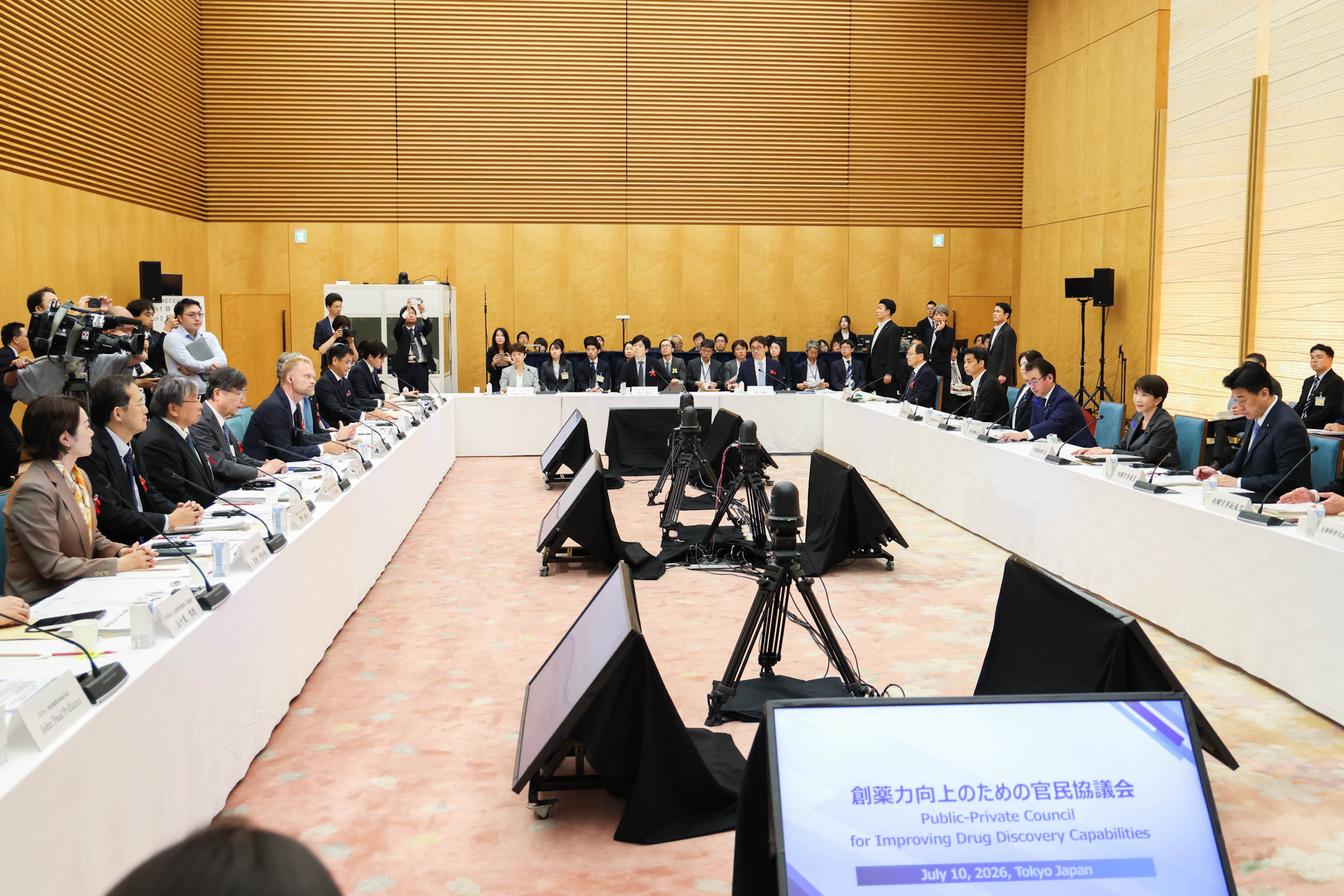 会議のまとめを行う高市総理２