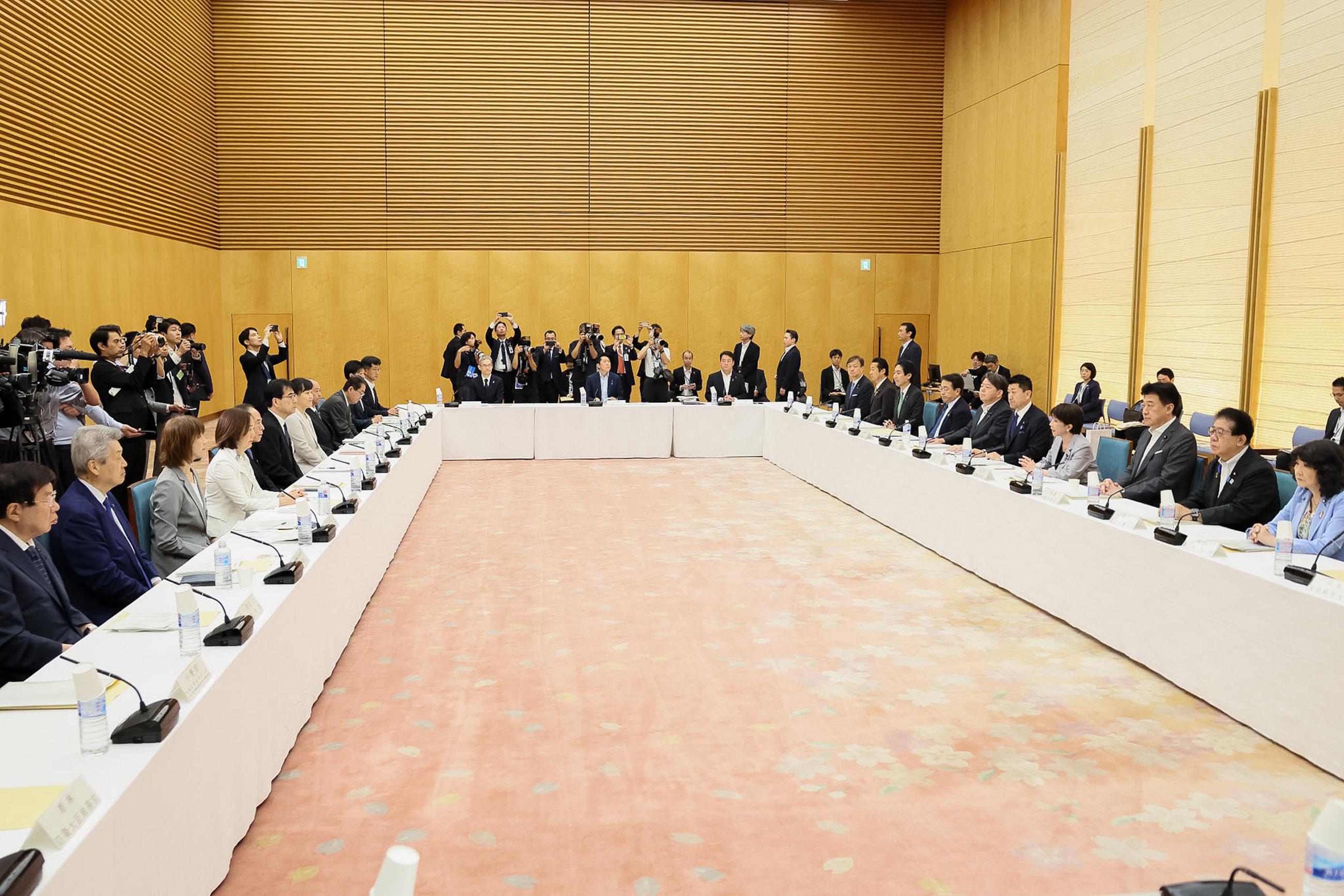 会議のまとめを行う高市総理２