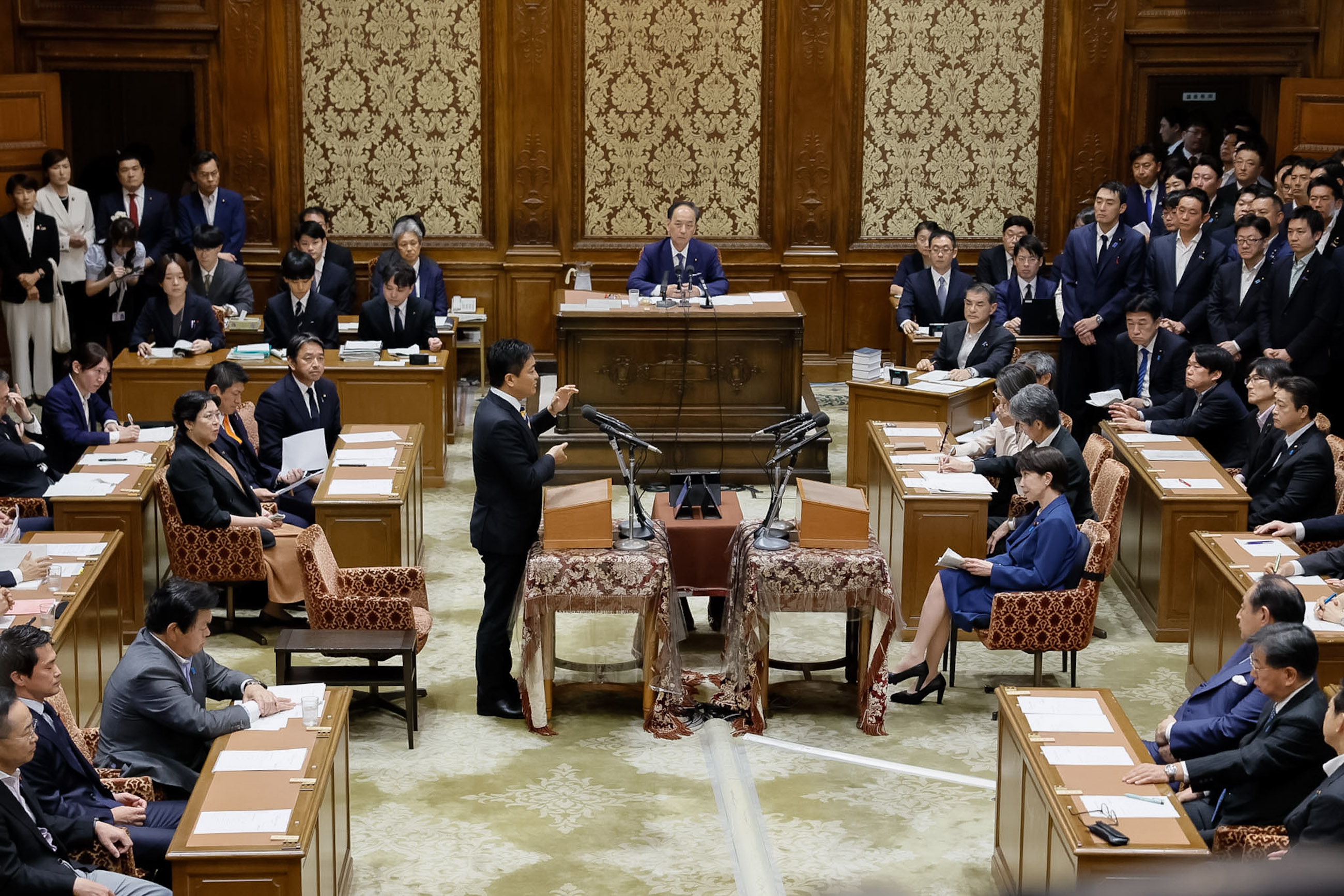 発言を聞く高市総理