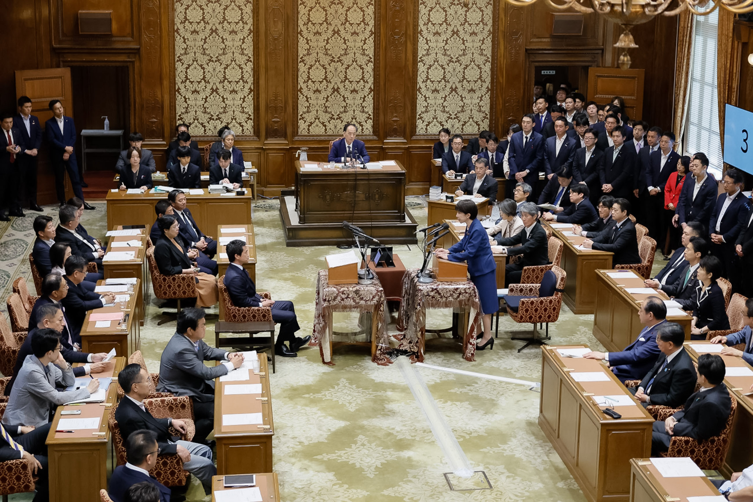 発言する高市総理３