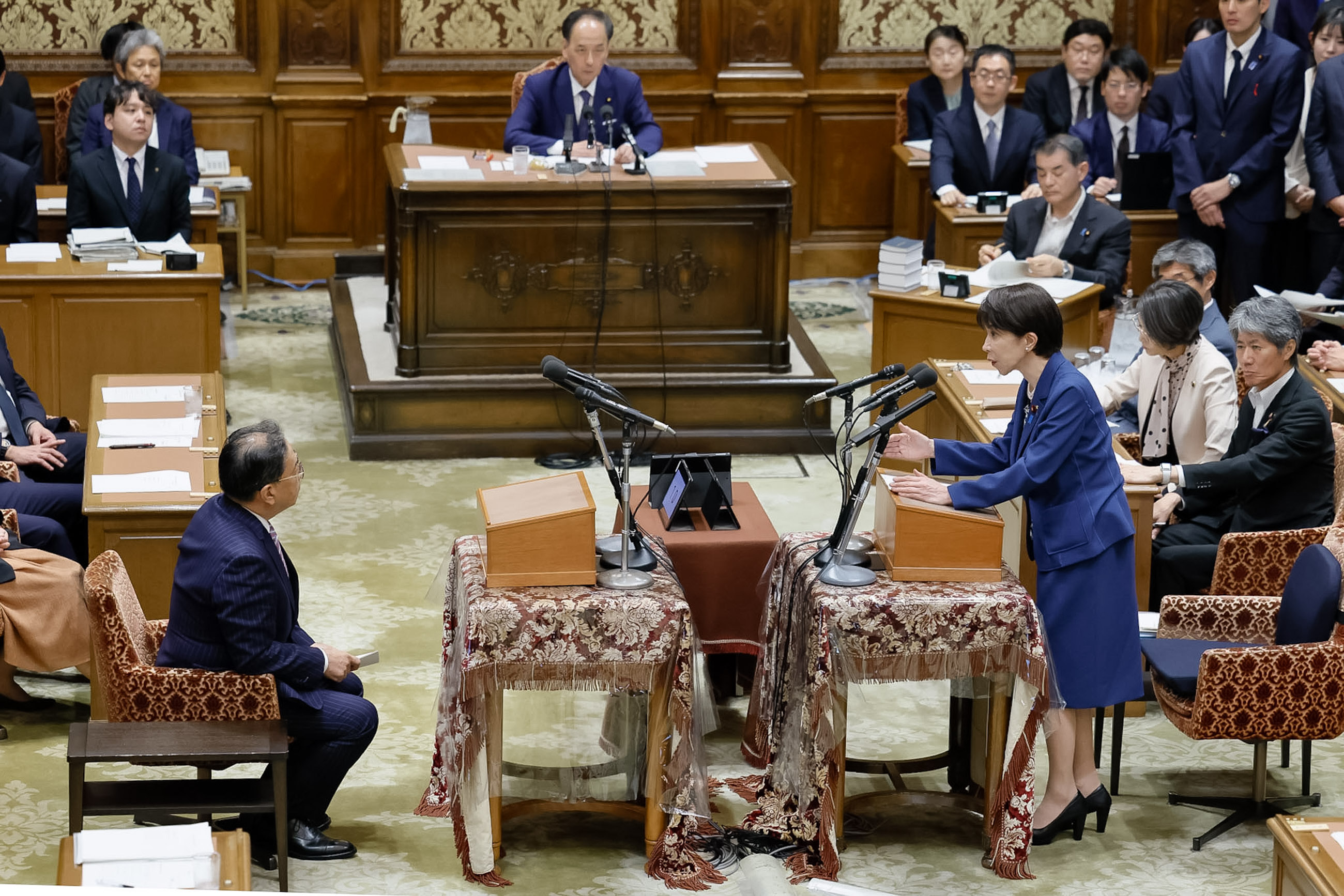 発言する高市総理４