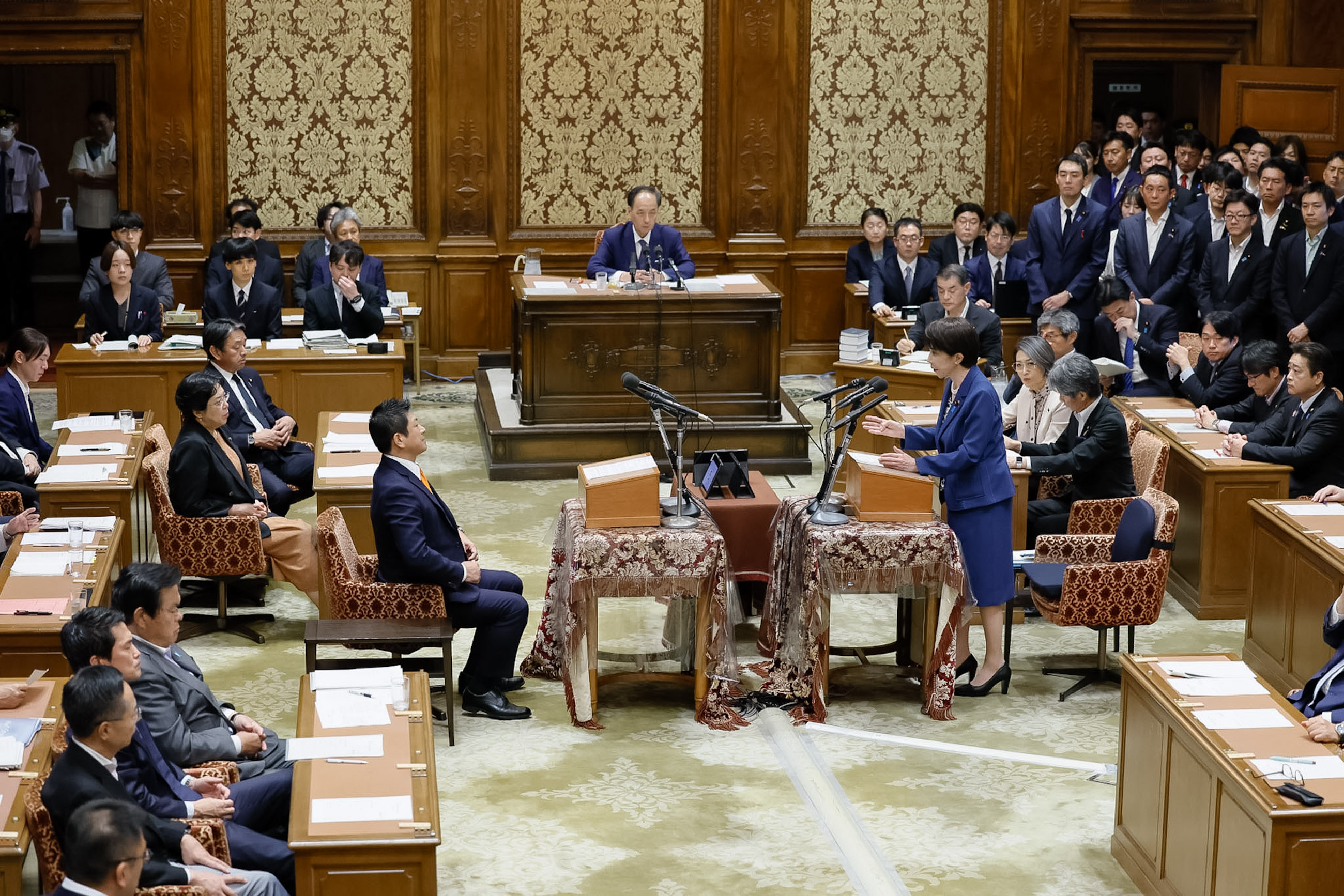 発言する高市総理５
