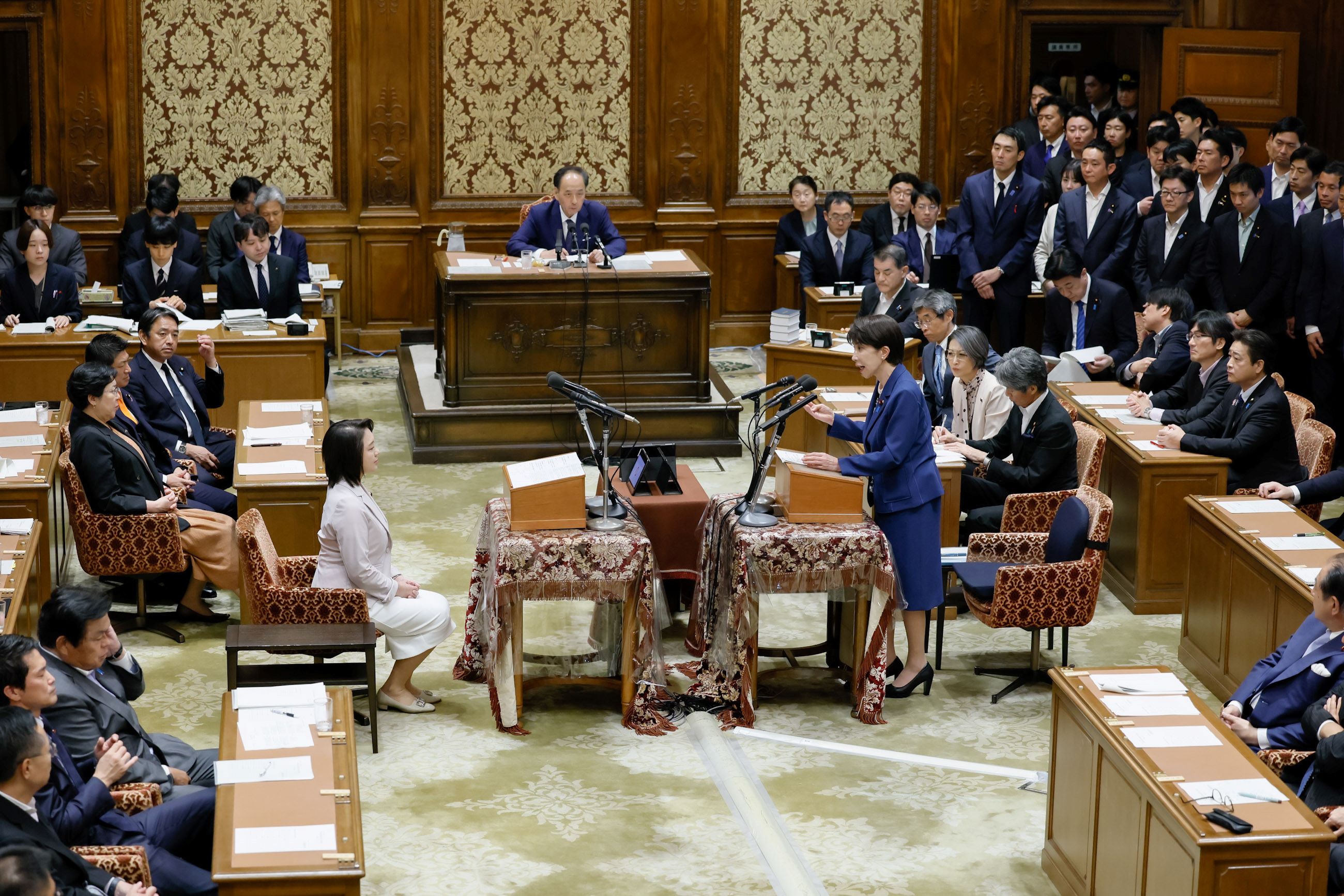 発言する高市総理１