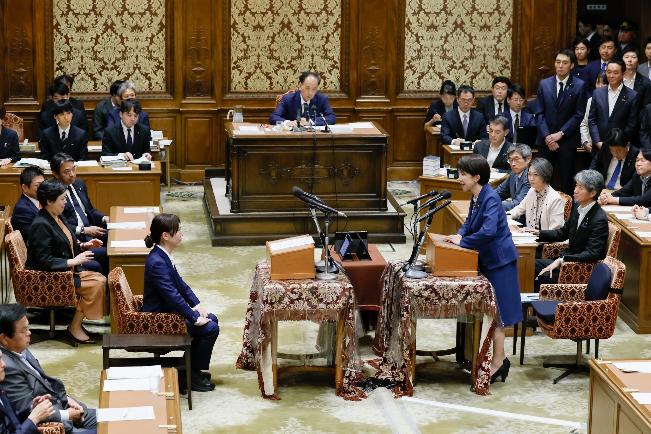 発言する高市総理２