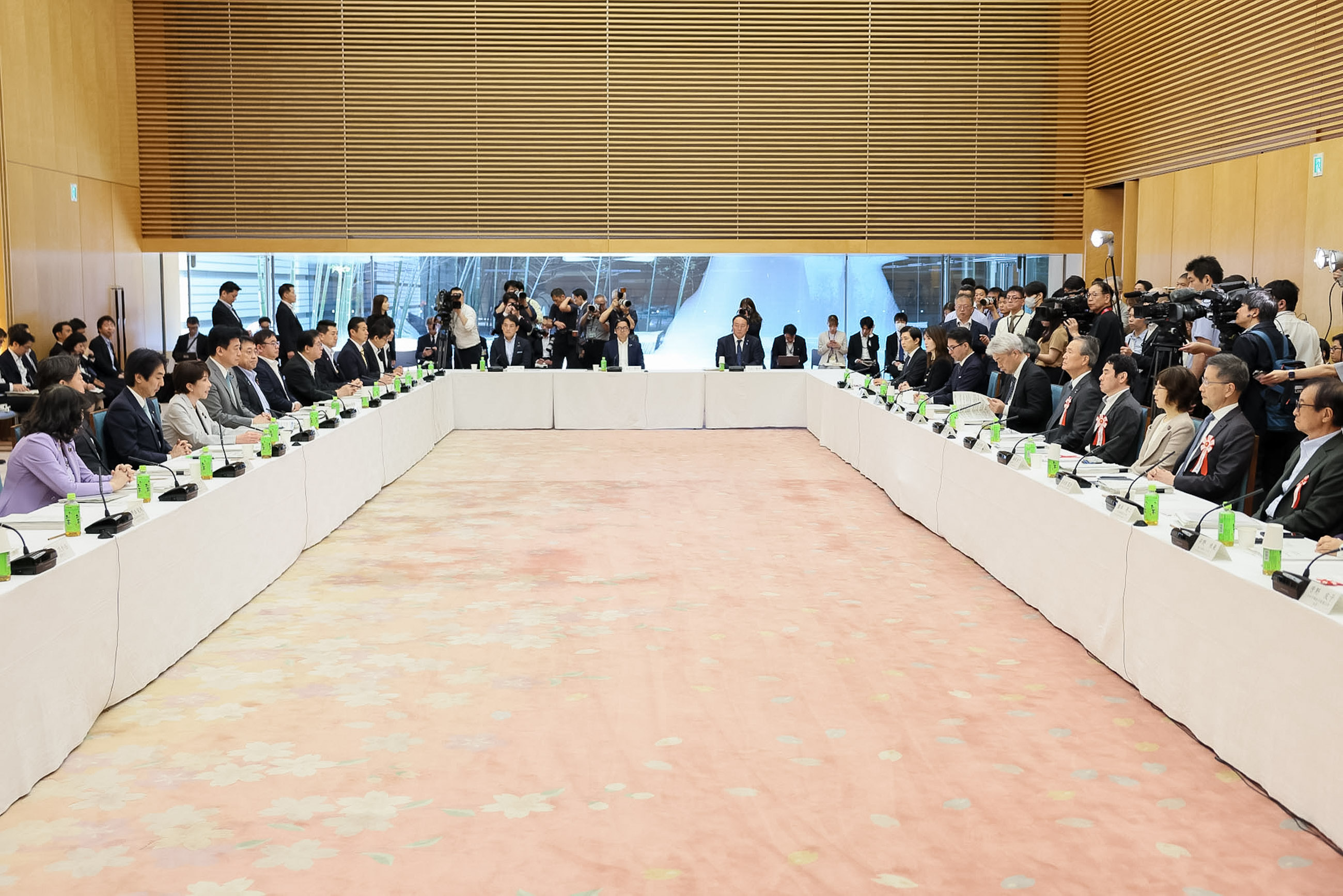 会議のまとめを行う高市総理３