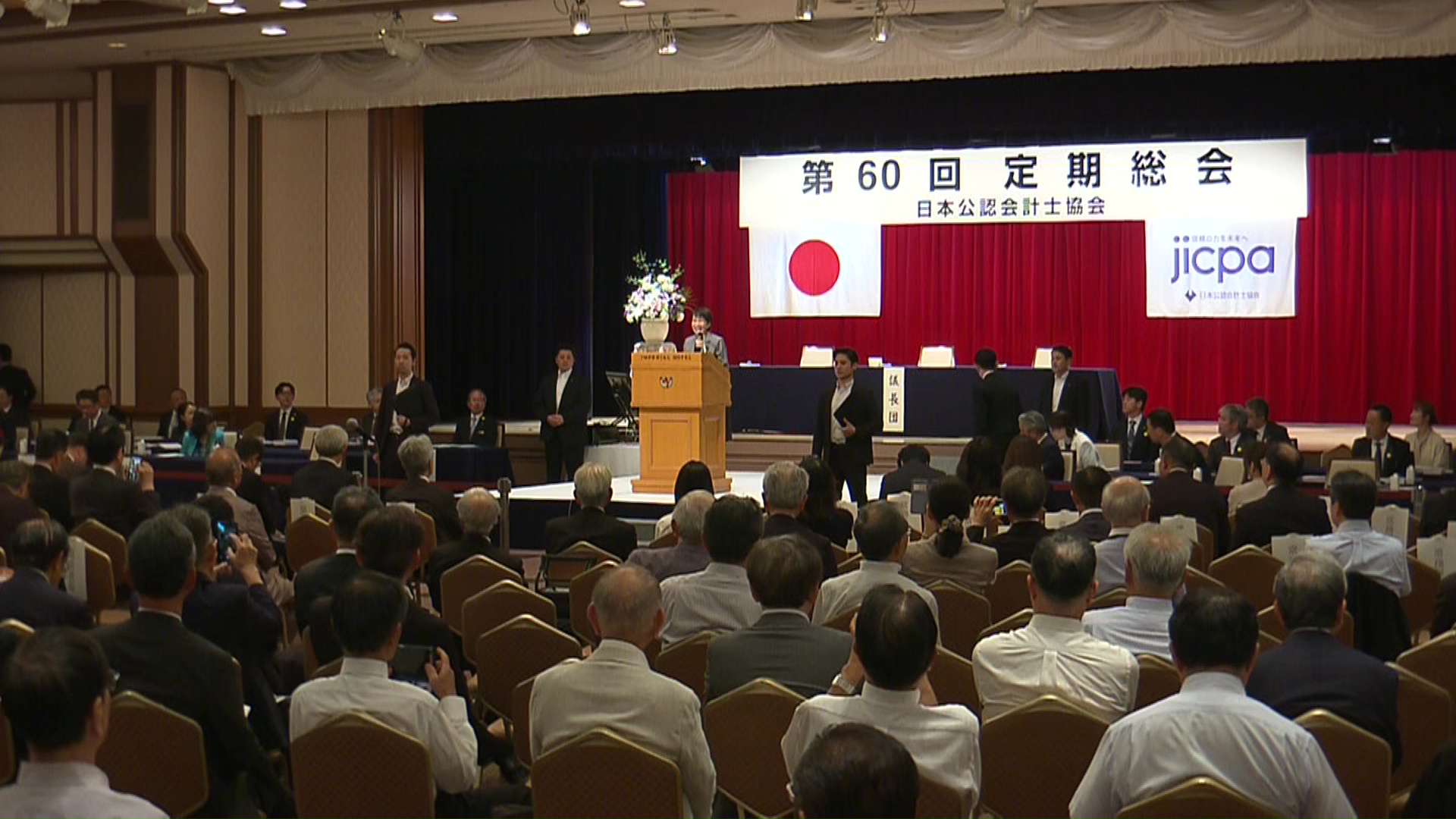 挨拶する高市総理２