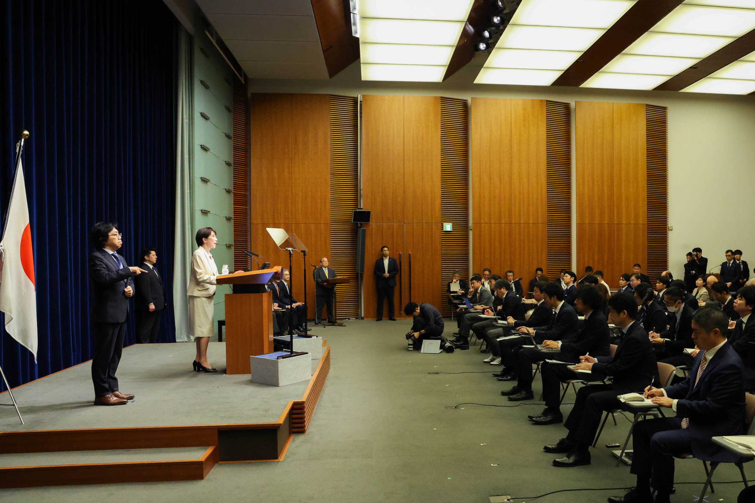 会見する高市総理４
