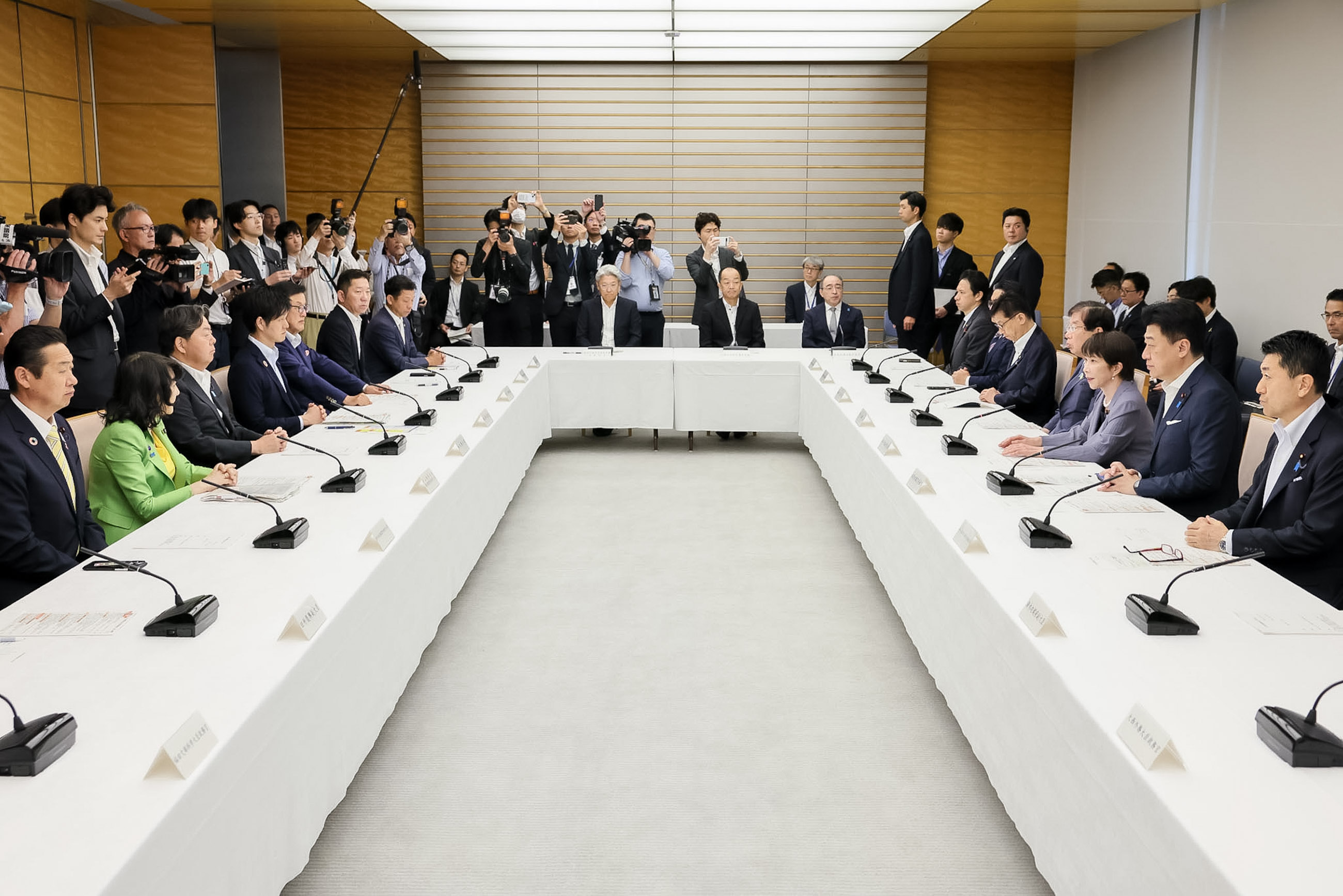 会議のまとめを行う高市総理３