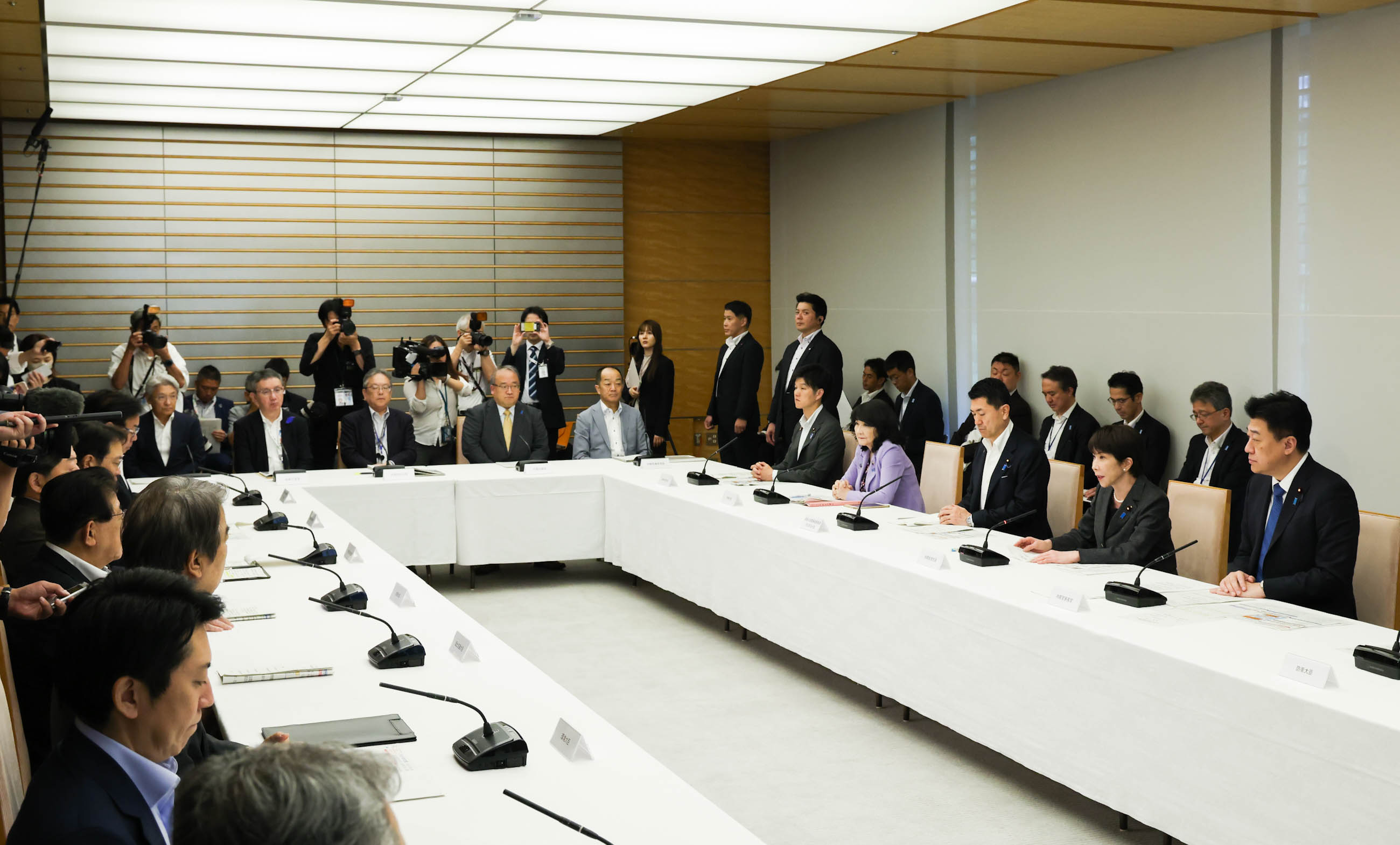 会議のまとめを行う高市総理３