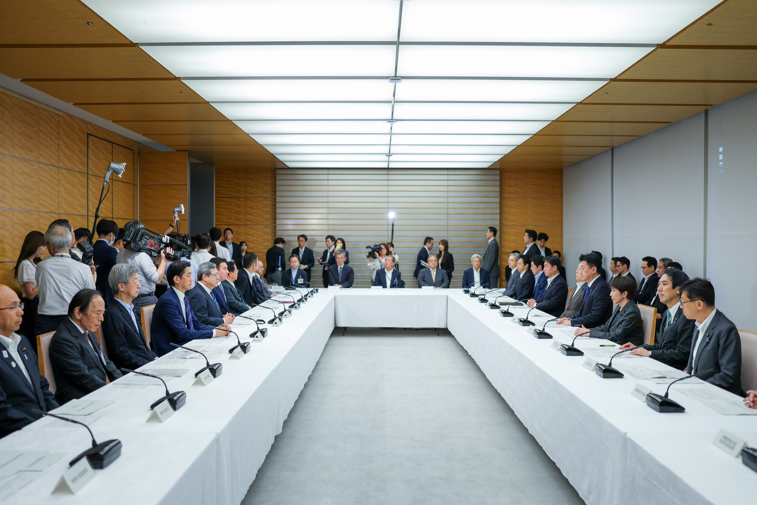 会議に臨む高市総理１