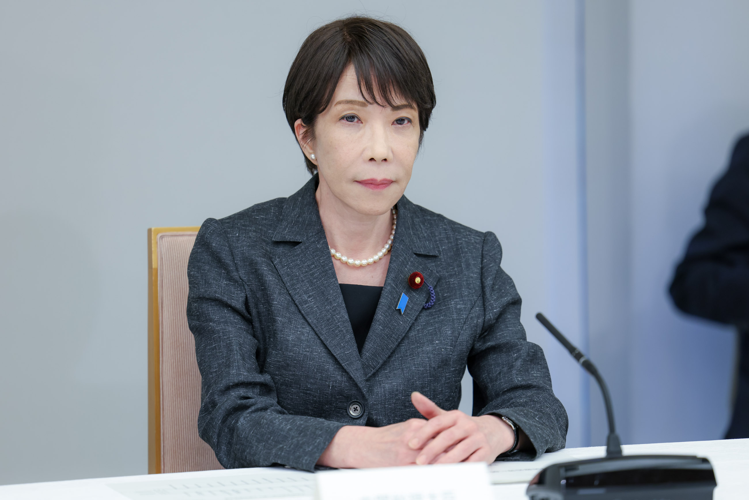 会議に臨む高市総理２