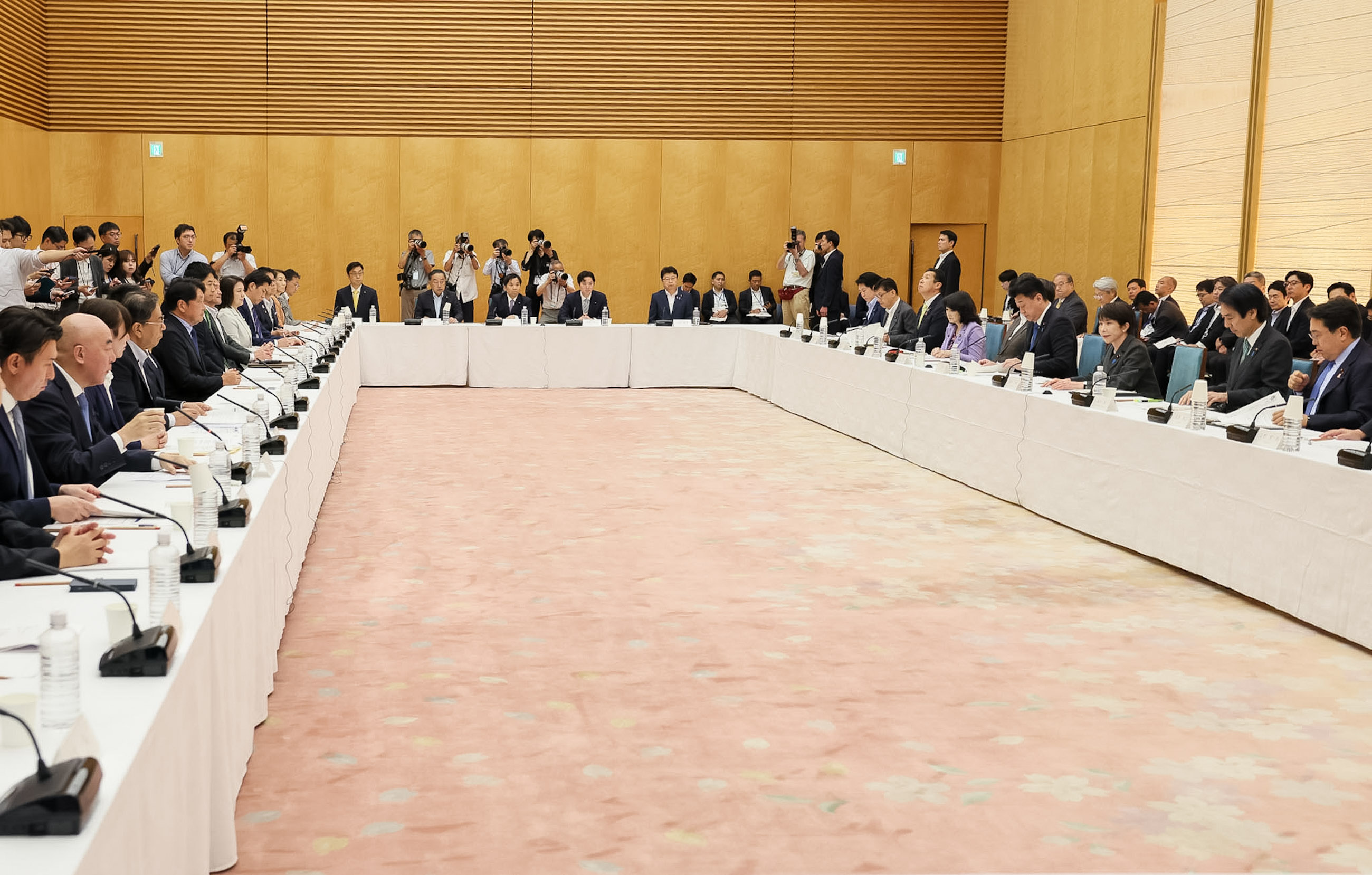 会議のまとめを行う高市総理３