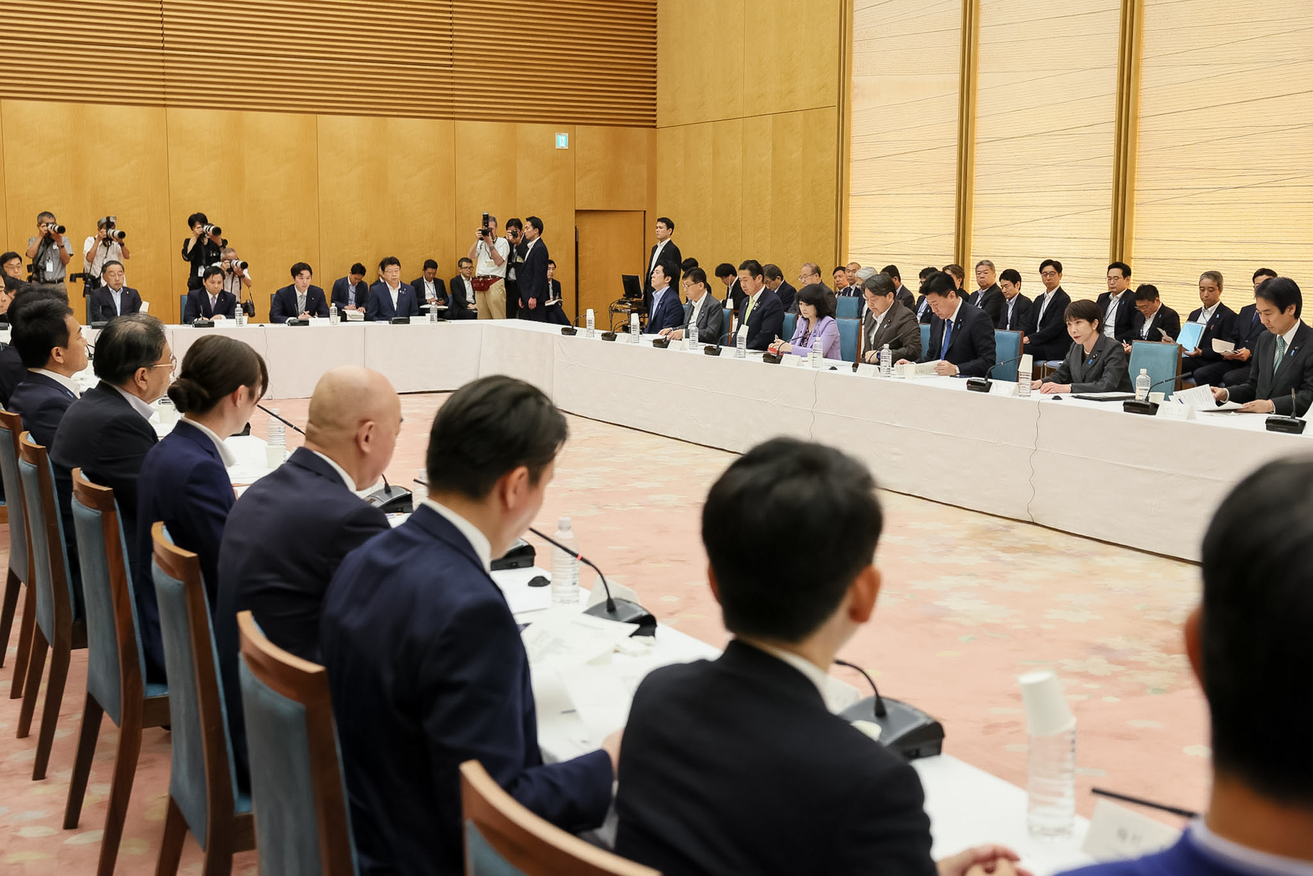 会議のまとめを行う高市総理４