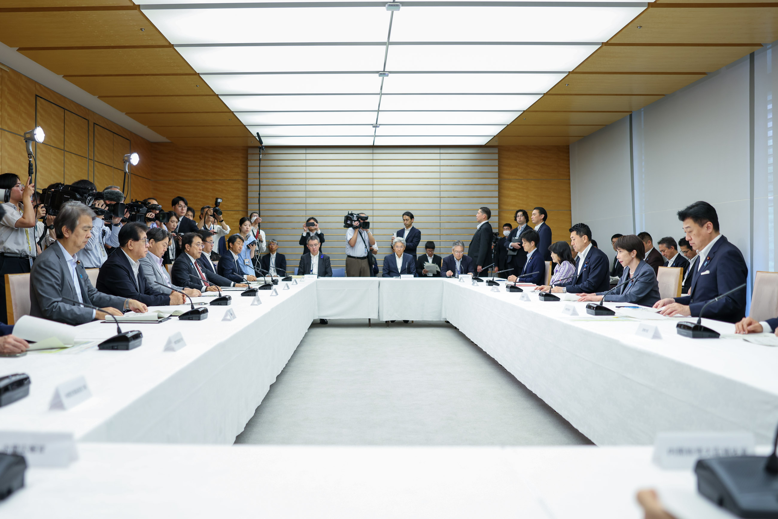 会議のまとめを行う高市総理３