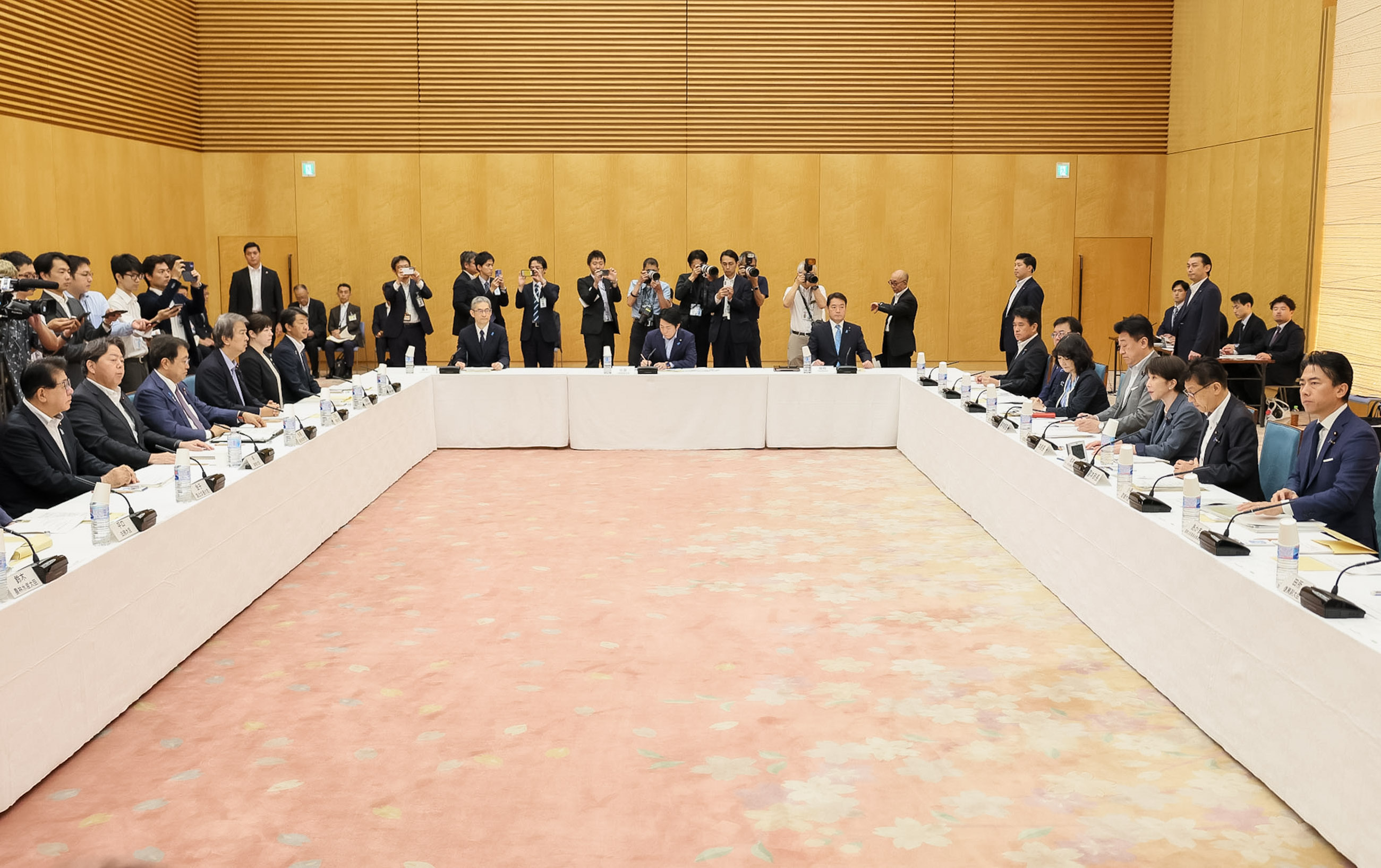 会議のまとめを行う高市総理２