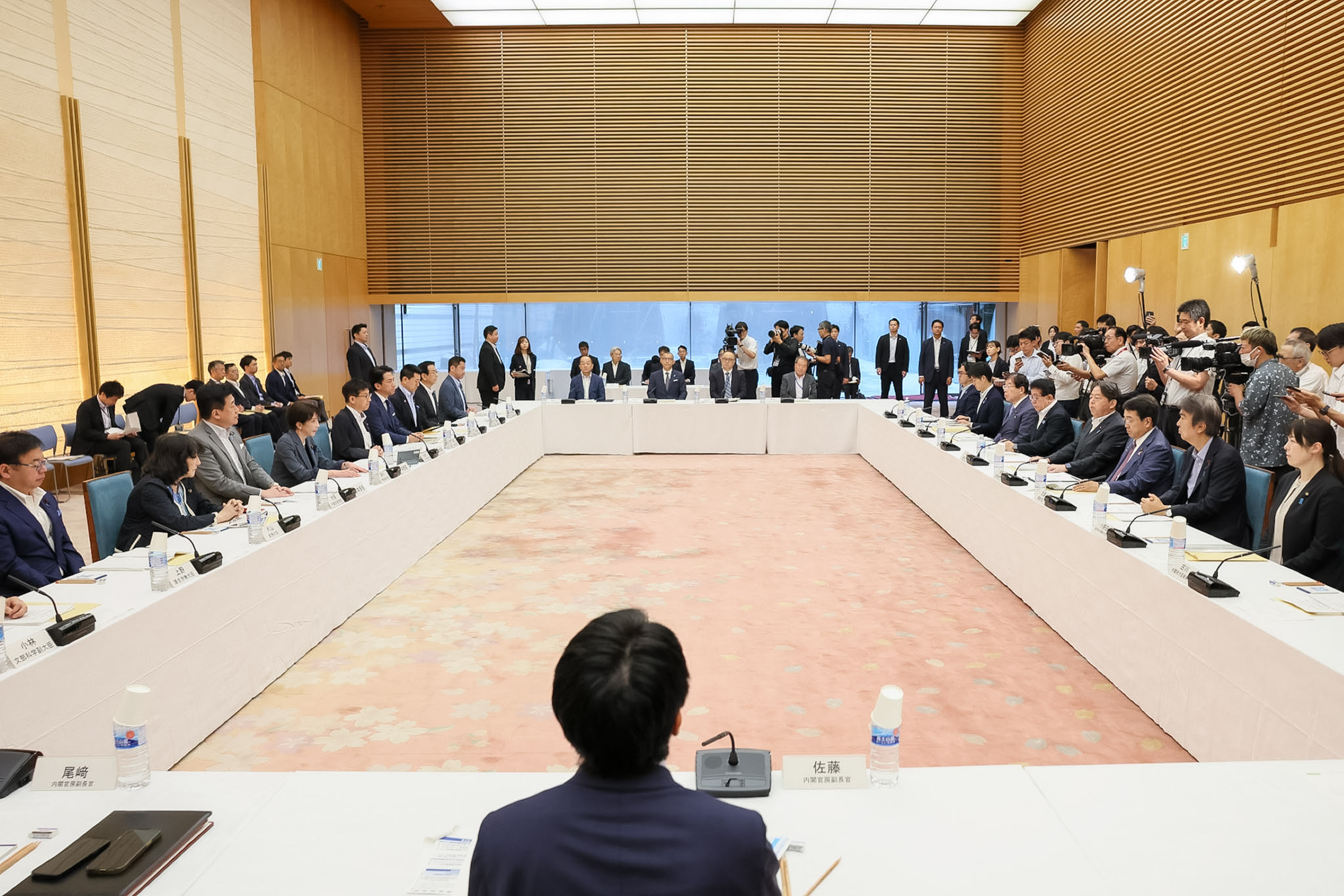 会議のまとめを行う高市総理４