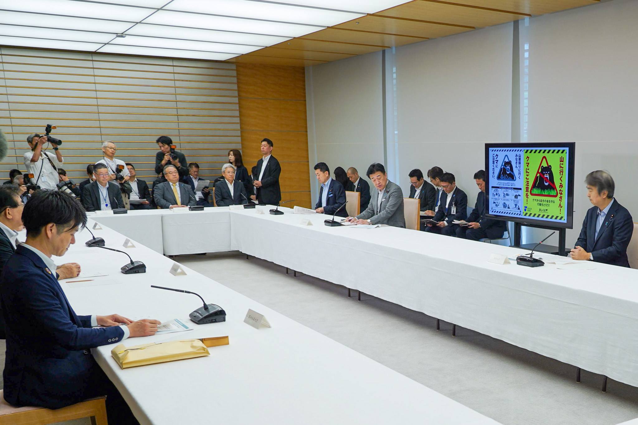 会議のまとめを行う木原官房長官４