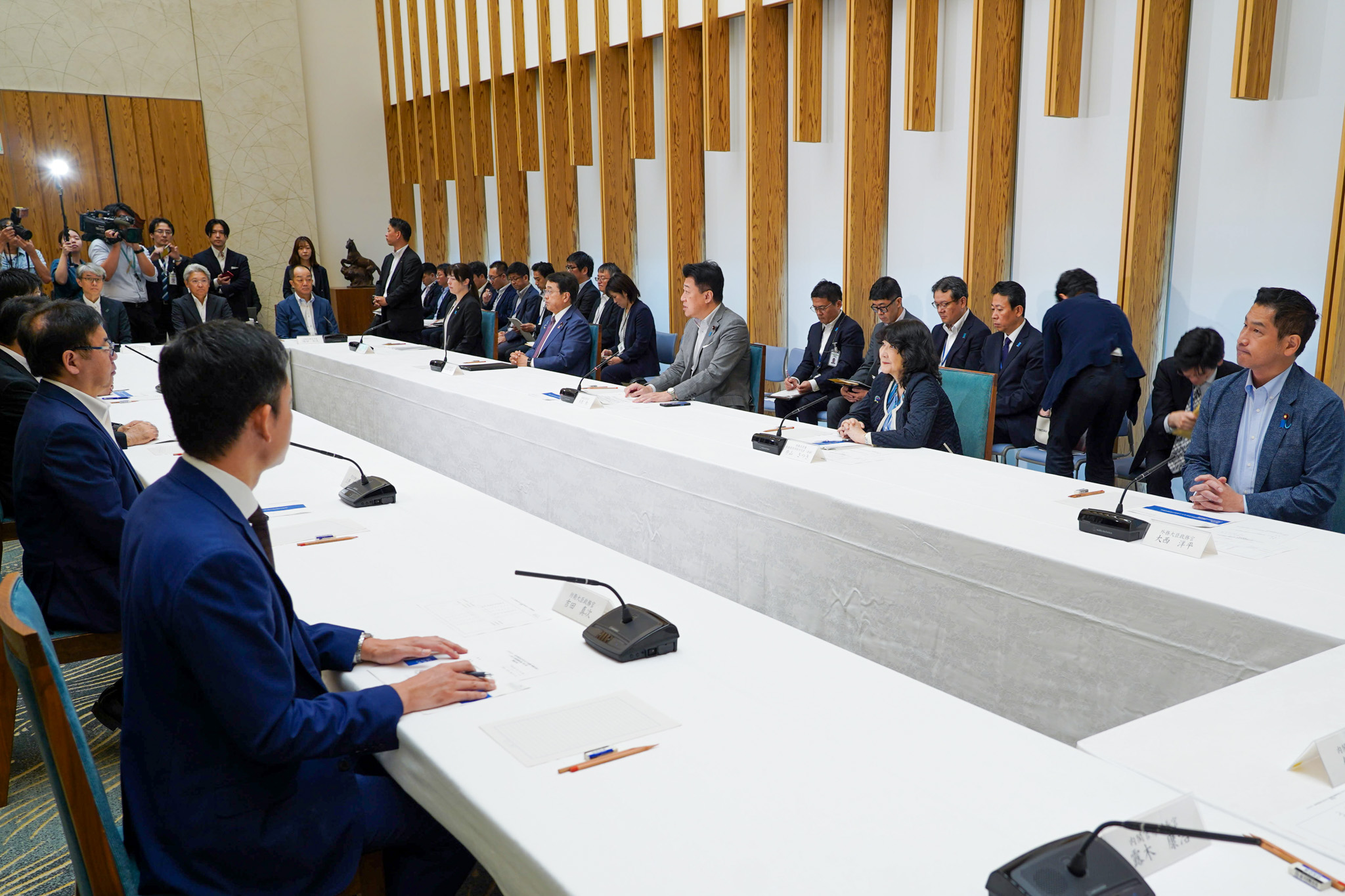 会議のまとめを行う木原官房長官３